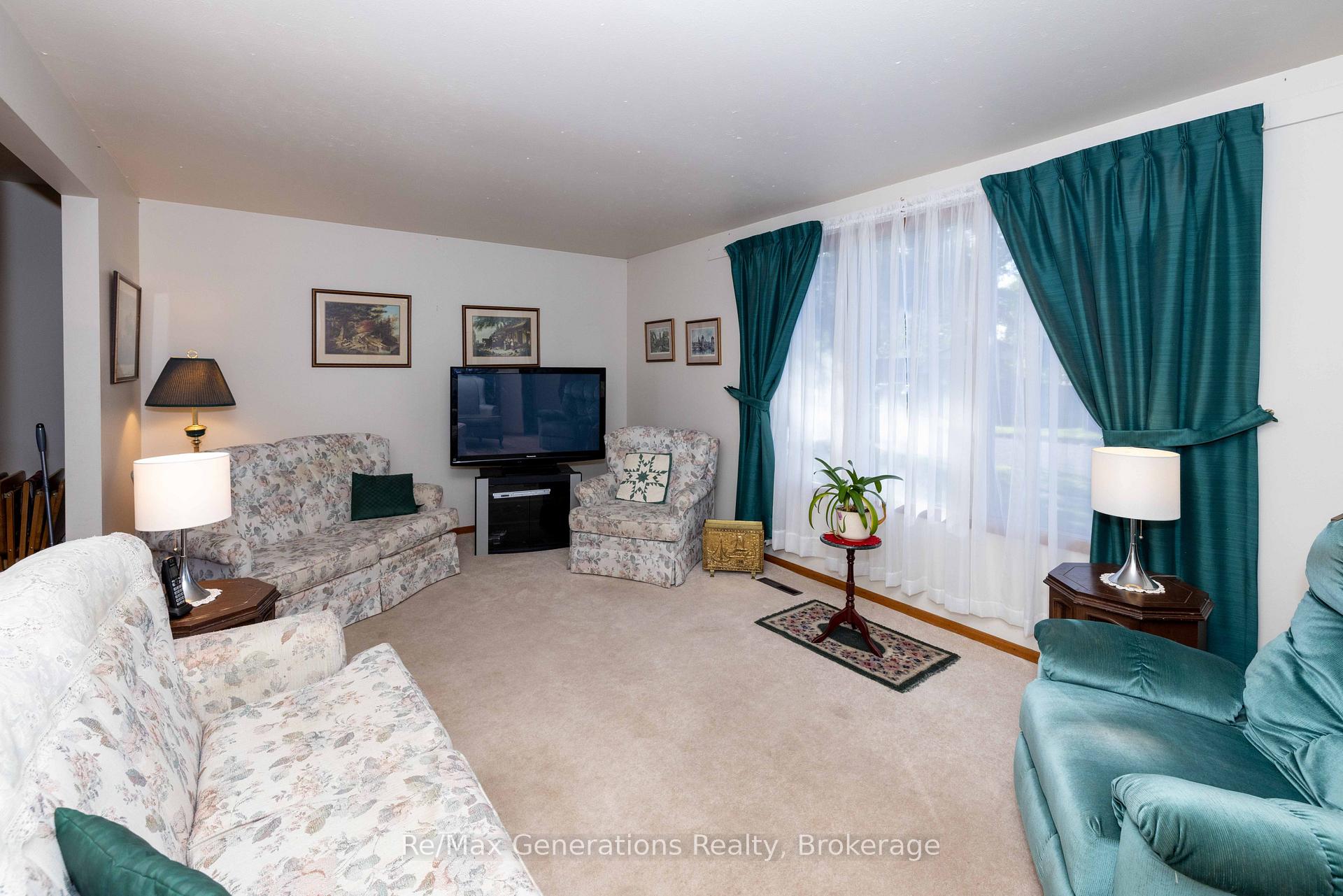 Photo 3 of 235 Maple Avenue, Thunder Bay, Forest Park — HOMEH
