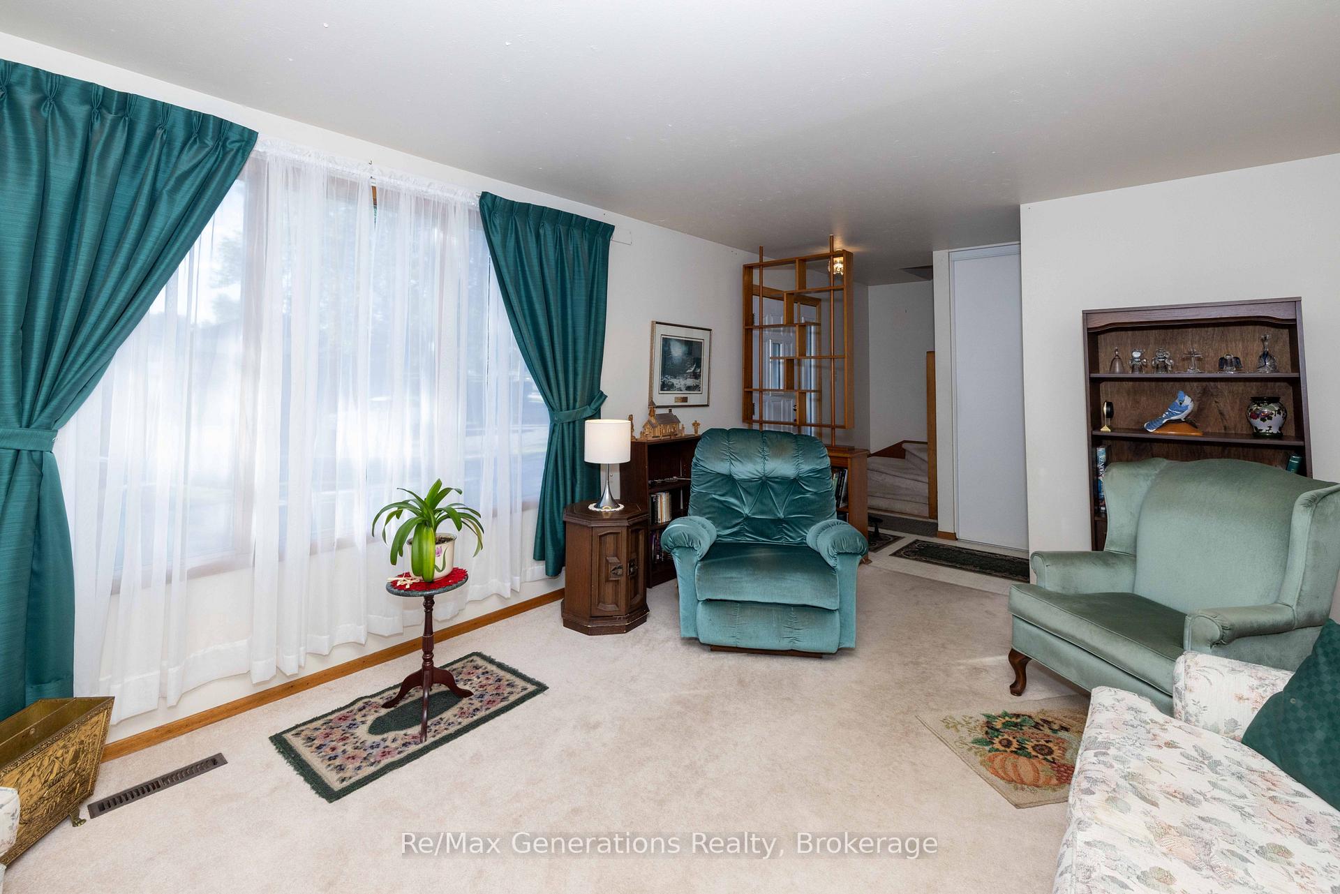 Photo 4 of 235 Maple Avenue, Thunder Bay, Forest Park — HOMEH