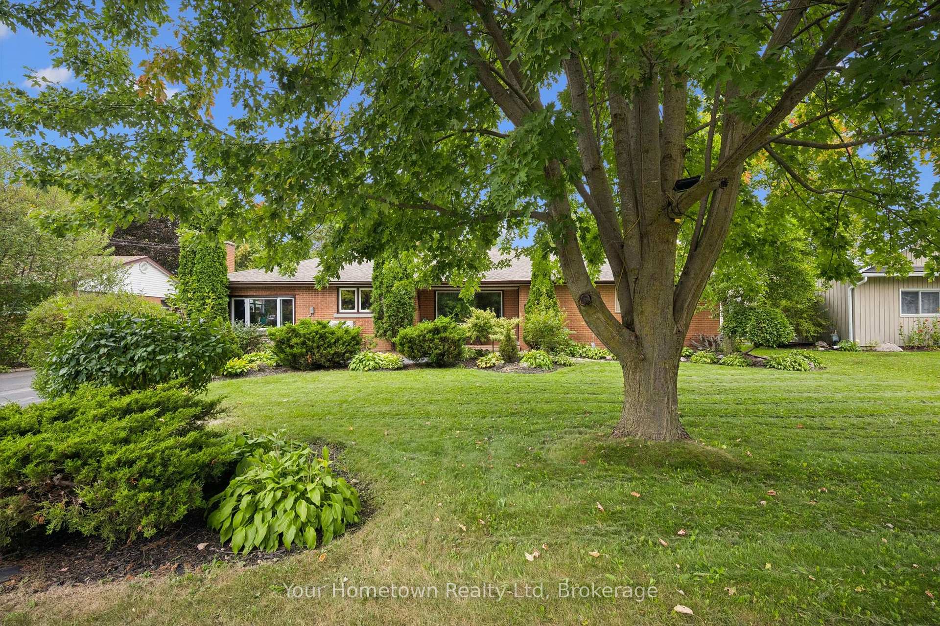 Photo 2 of 471 Garafraxa Street E, Centre Wellington, Fergus — HOMEH