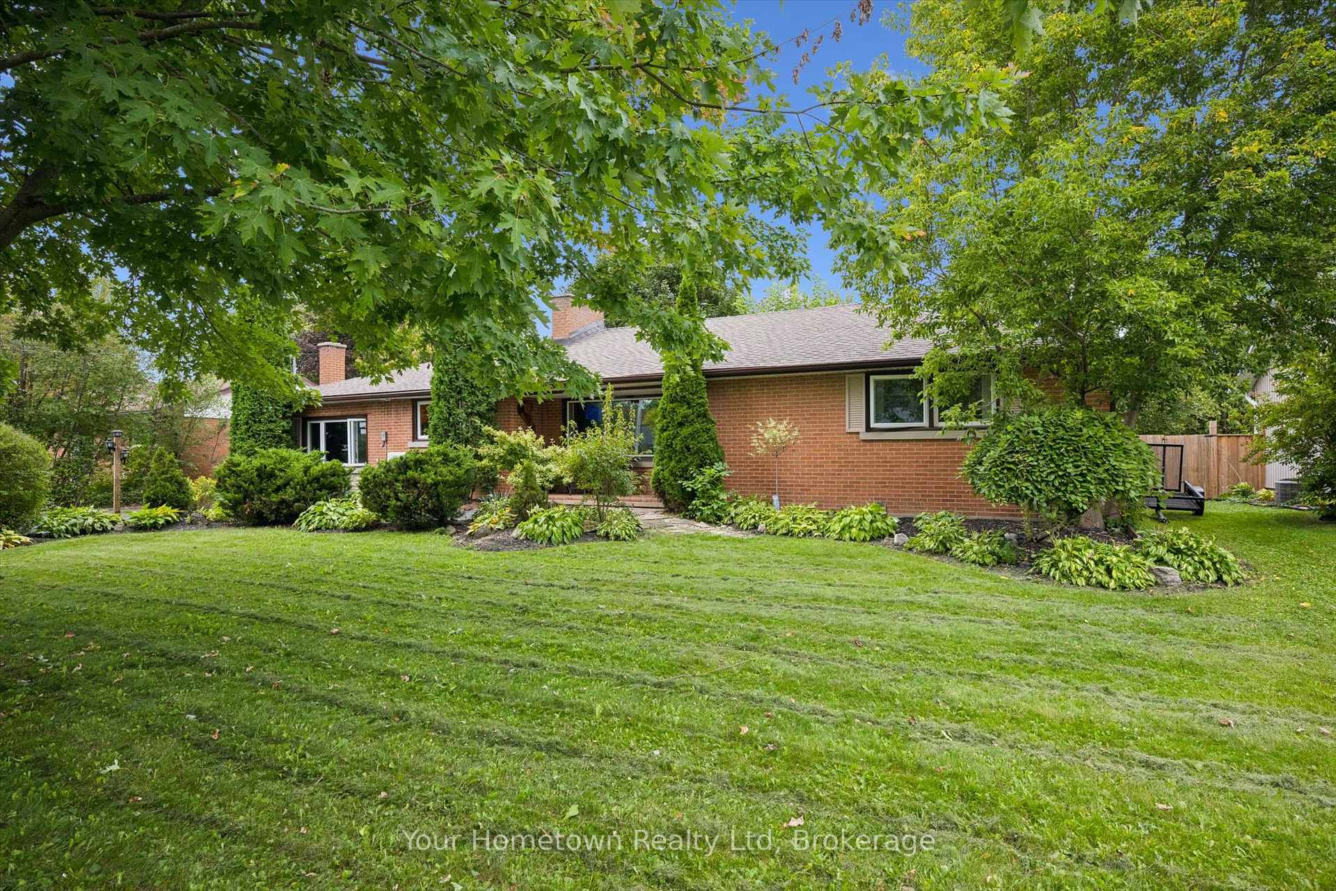 Photo 3 of 471 Garafraxa Street E, Centre Wellington, Fergus — HOMEH