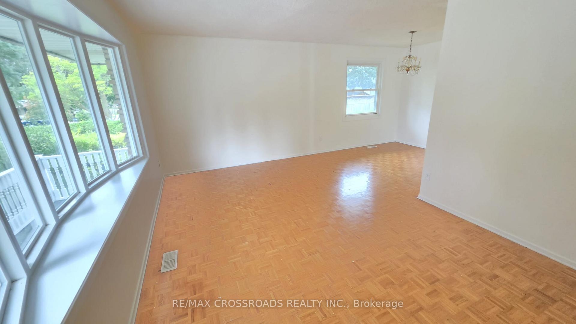 Photo 3 of 106 Kimberly Crescent, Kitchener, Laurentian Hills — HOMEH