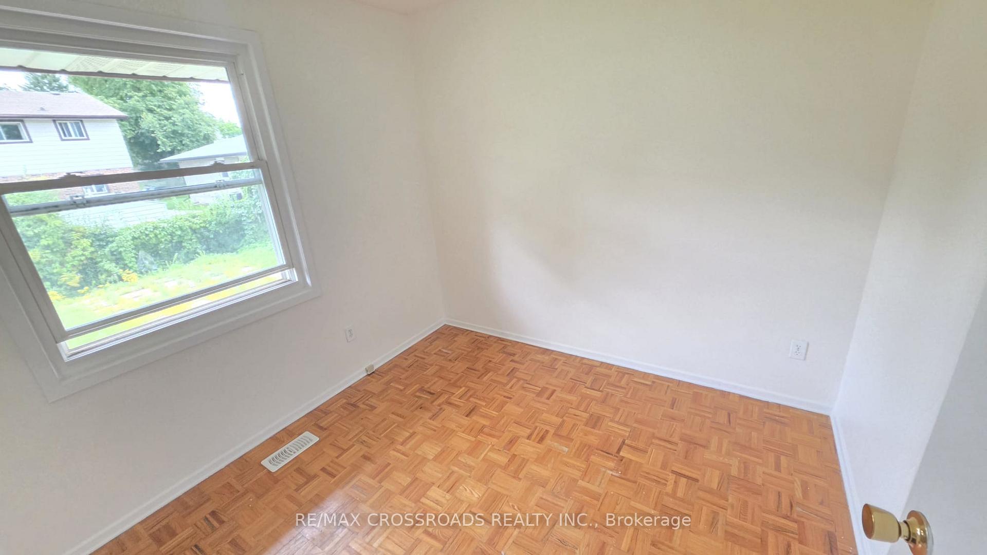 Photo 8 of 106 Kimberly Crescent, Kitchener, Laurentian Hills — HOMEH