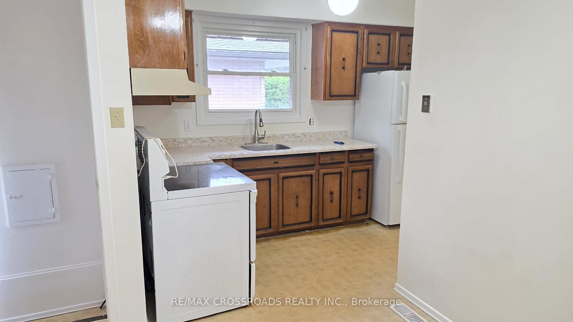 Photo 14 of 106 Kimberly Crescent, Kitchener, Laurentian Hills — HOMEH