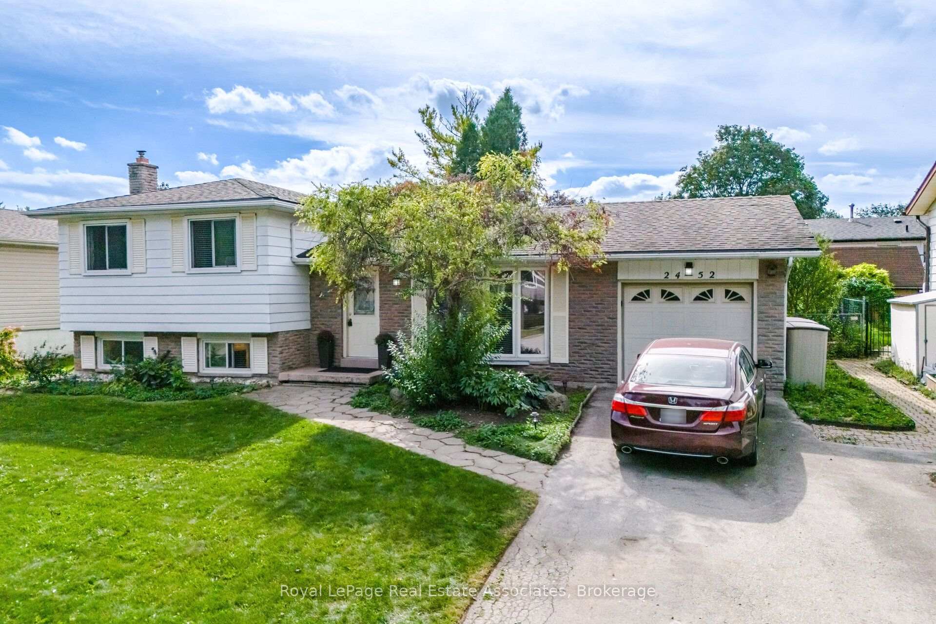 Photo 2 of 2452 Yarmouth Crescent, Oakville, West — HOMEH