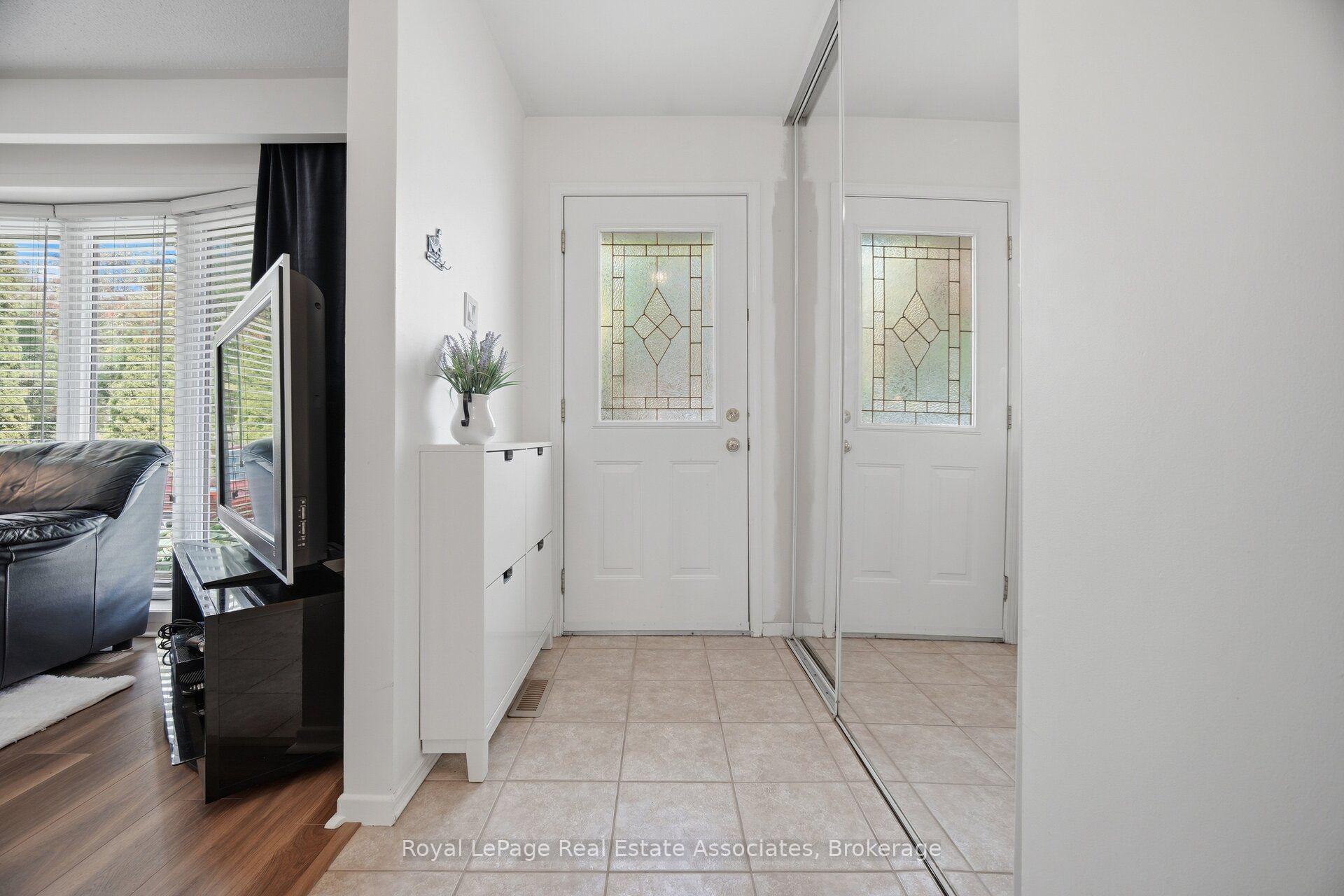 Photo 3 of 2452 Yarmouth Crescent, Oakville, West — HOMEH