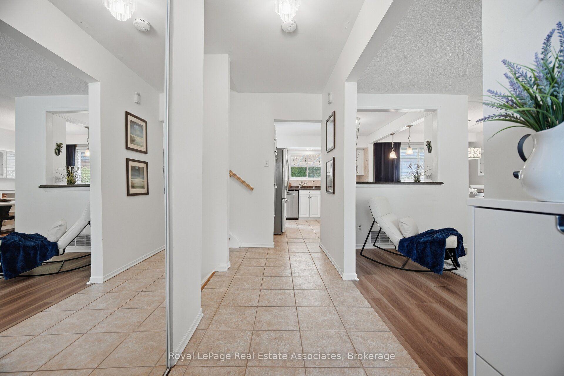 Photo 4 of 2452 Yarmouth Crescent, Oakville, West — HOMEH