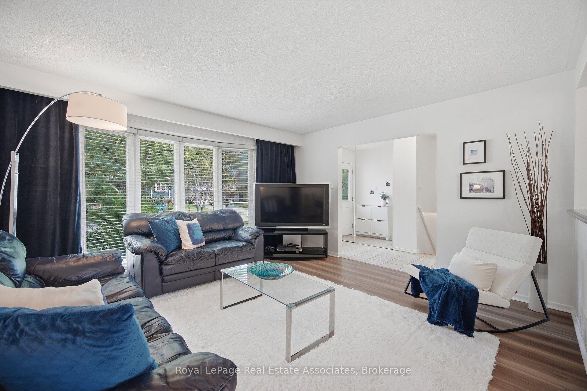 Photo 5 of 2452 Yarmouth Crescent, Oakville, West — HOMEH