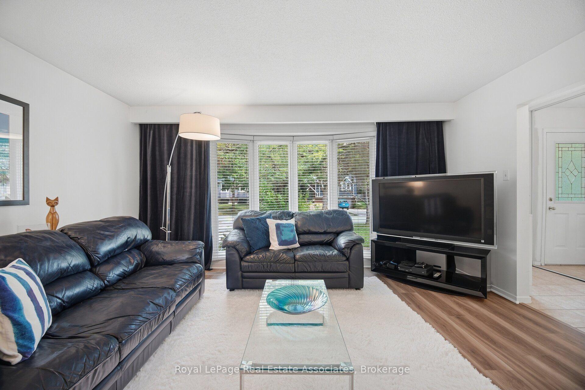 Photo 6 of 2452 Yarmouth Crescent, Oakville, West — HOMEH