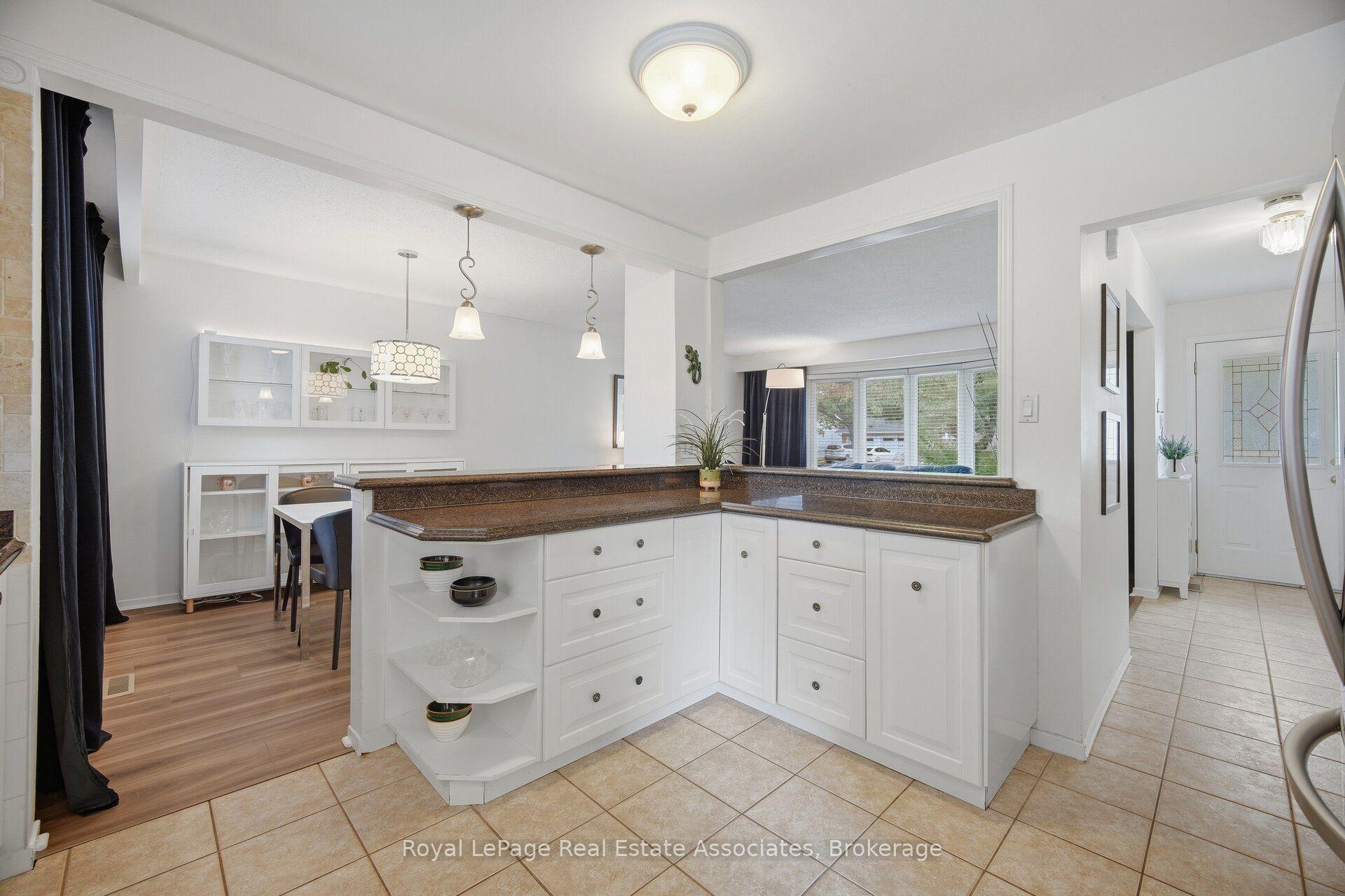 Photo 12 of 2452 Yarmouth Crescent, Oakville, West — HOMEH