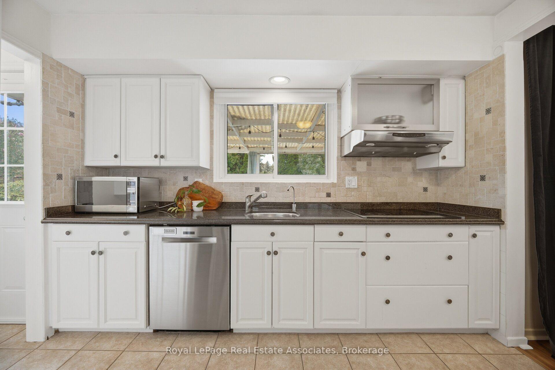Photo 14 of 2452 Yarmouth Crescent, Oakville, West — HOMEH