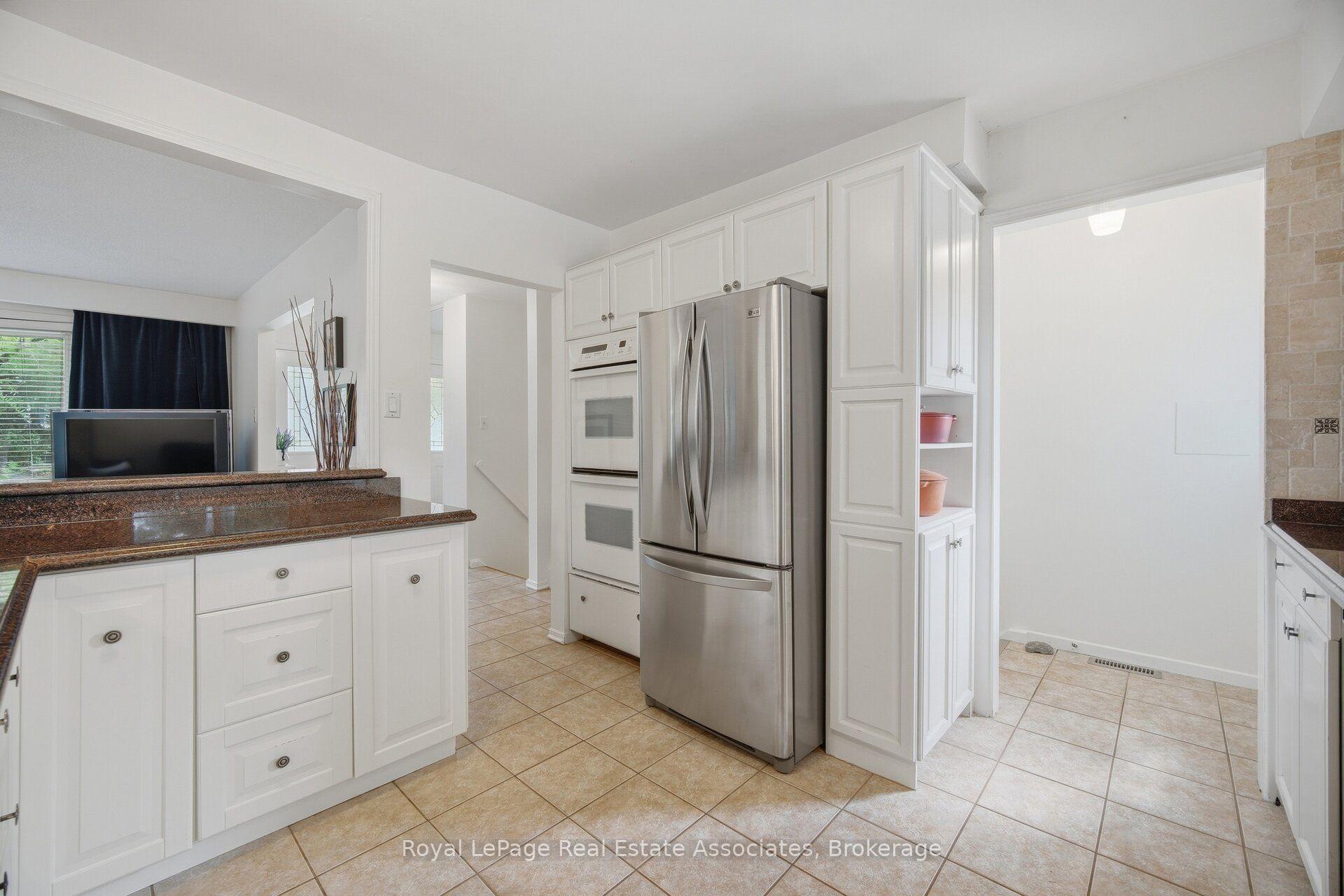 Photo 15 of 2452 Yarmouth Crescent, Oakville, West — HOMEH