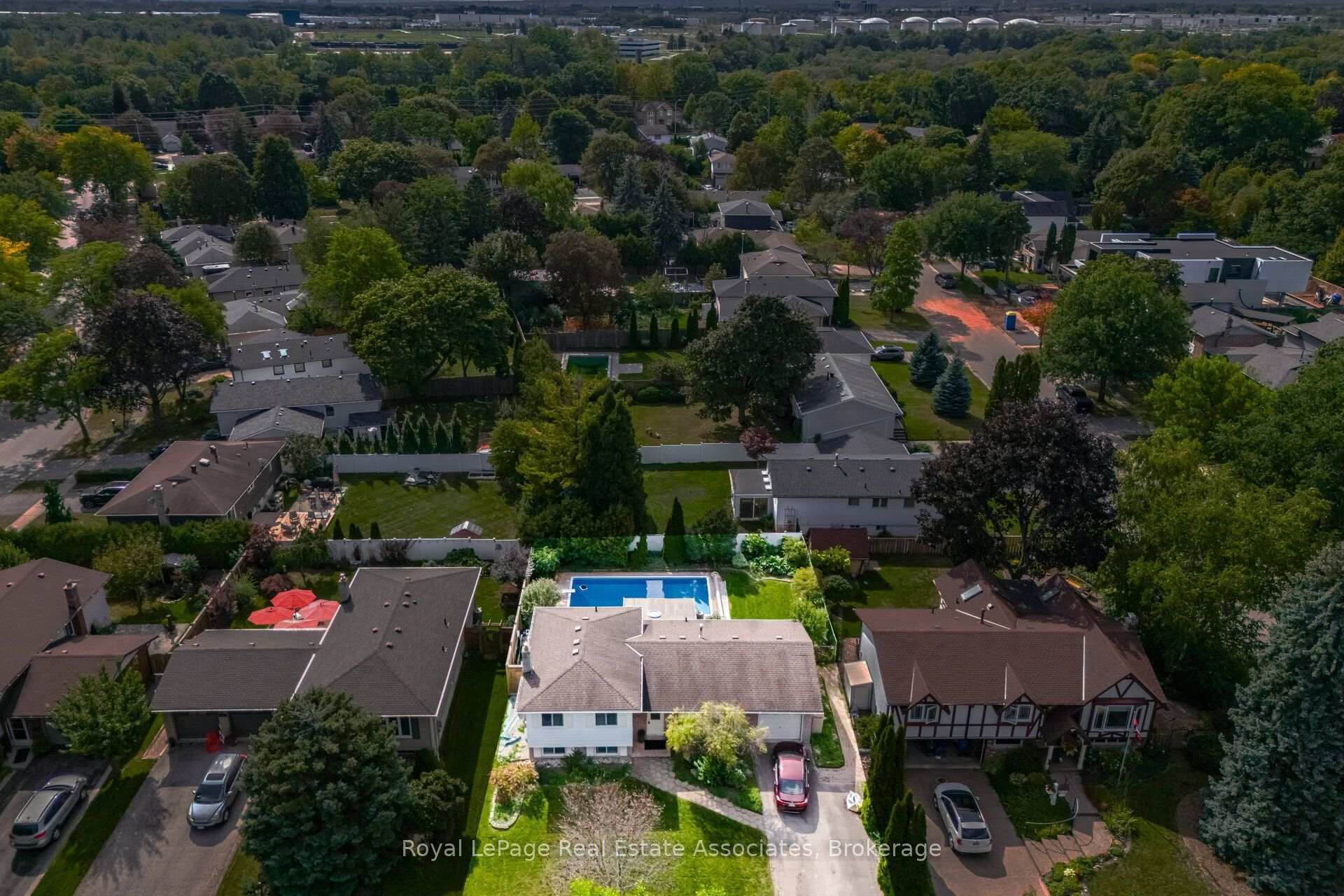 Photo 33 of 2452 Yarmouth Crescent, Oakville, West — HOMEH