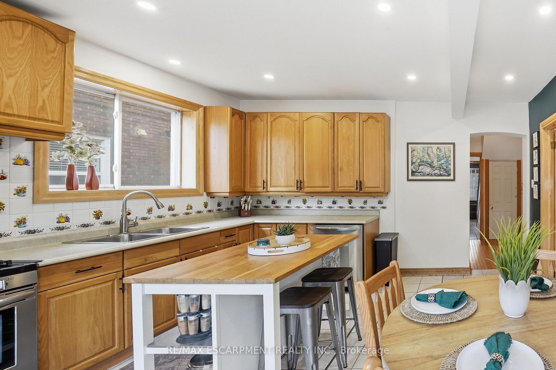 Photo 14 of 17 Tuxedo Avenue S, Hamilton, Delta — HOMEH