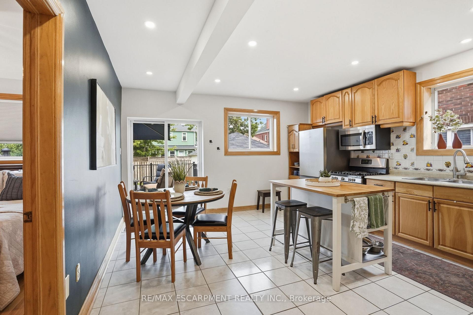 Photo 18 of 17 Tuxedo Avenue S, Hamilton, Delta — HOMEH