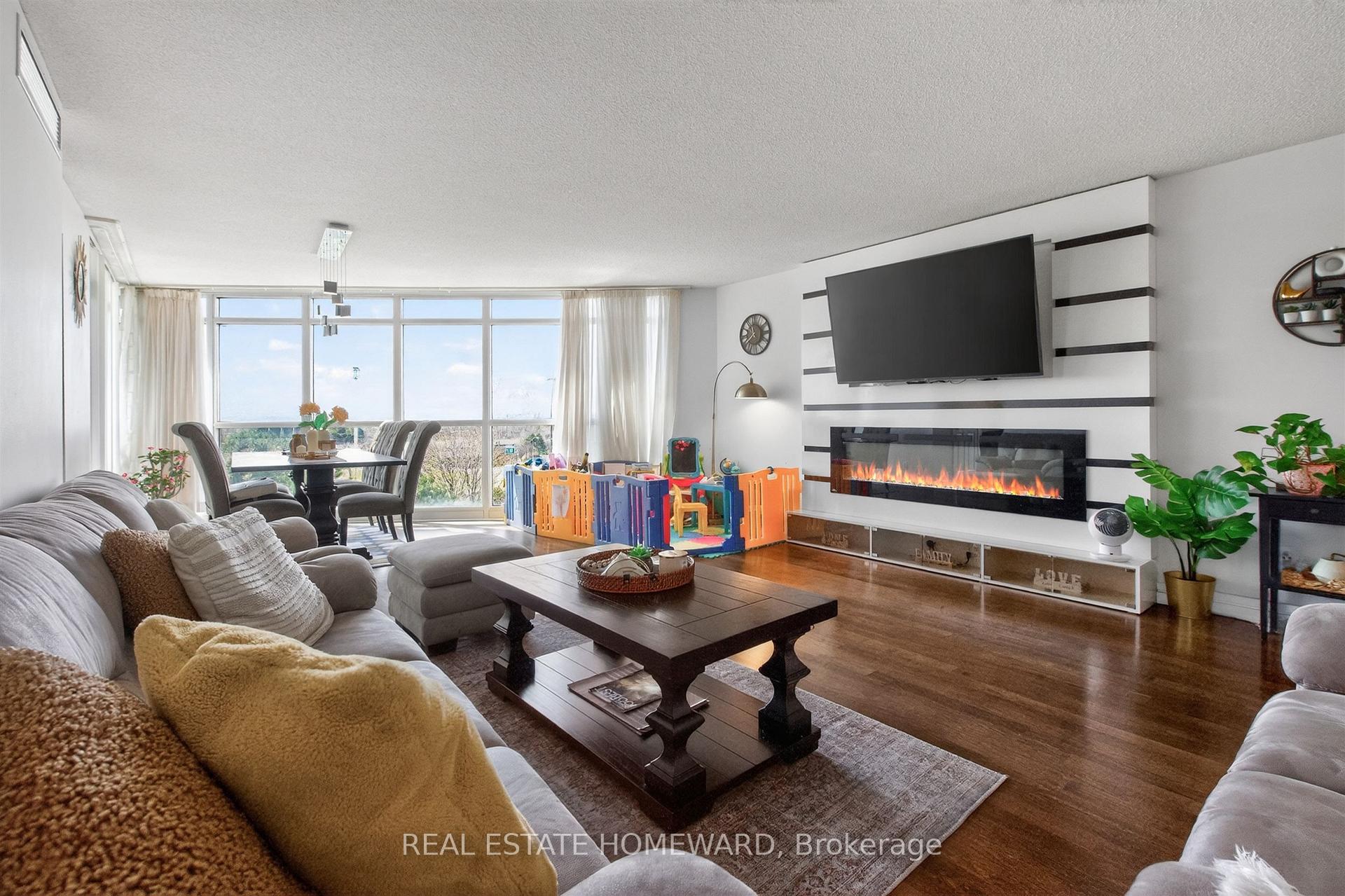 Photo 5 of Unit 602, 30 Harrison Garden Boulevard, North York, Willowdale East — HOMEH