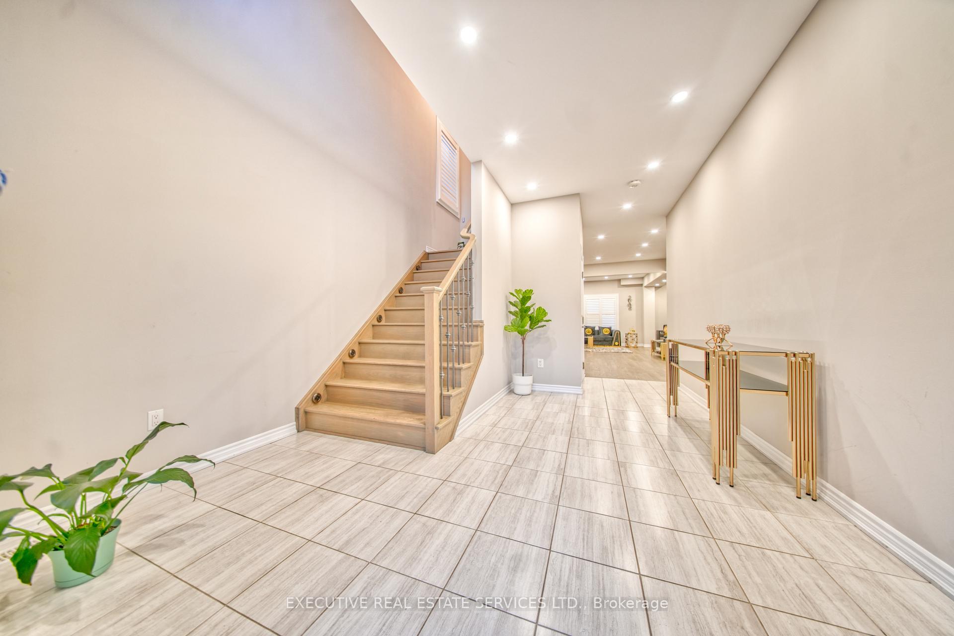 Photo 10 of Unit Upper, 57 Bethune Avenue, Welland, Lincoln/Crowland — HOMEH