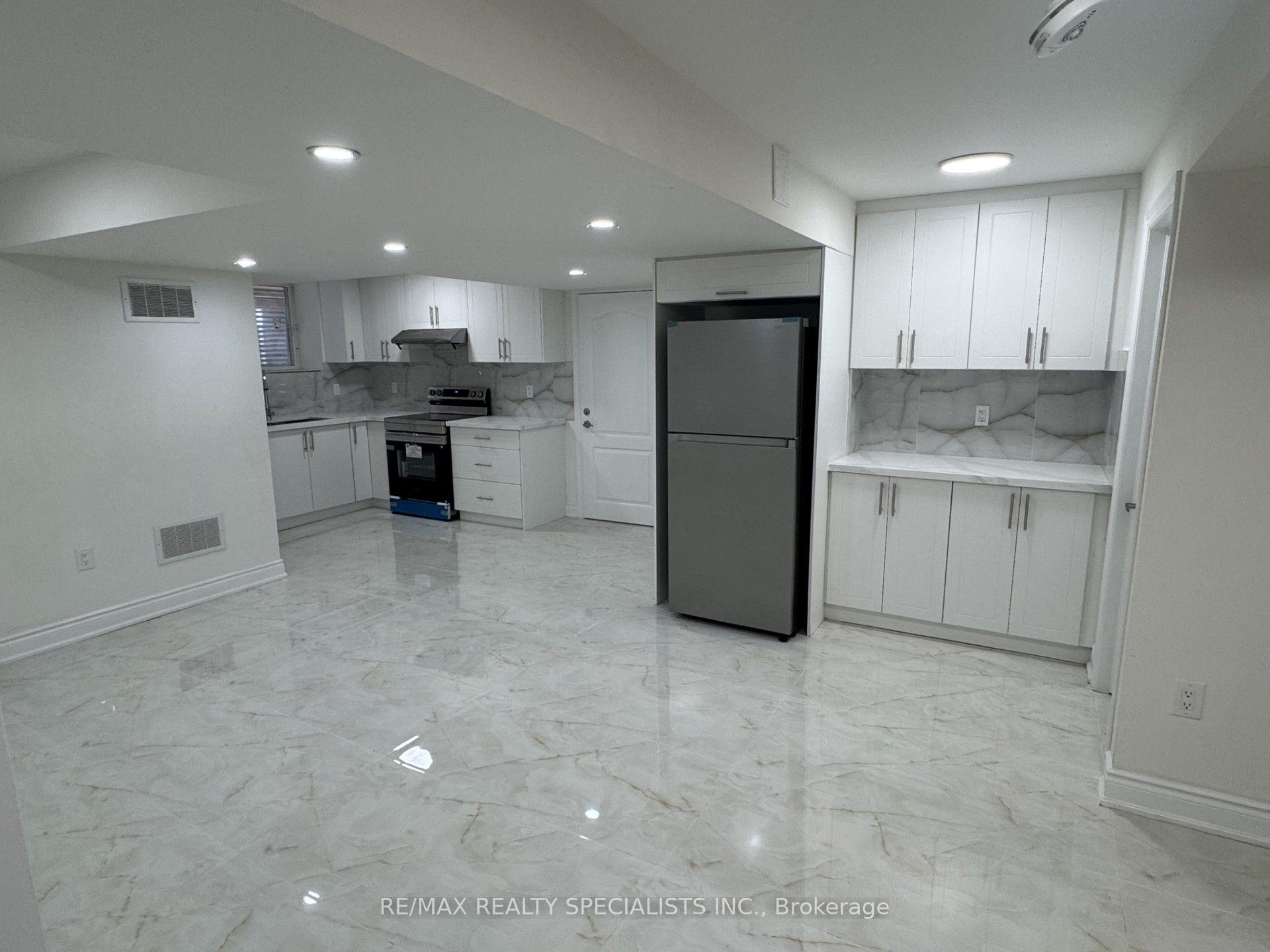 Photo 2 of 7 Buttonwood (Basement) Road, Brampton, Toronto Gore Rural Estate — HOMEH