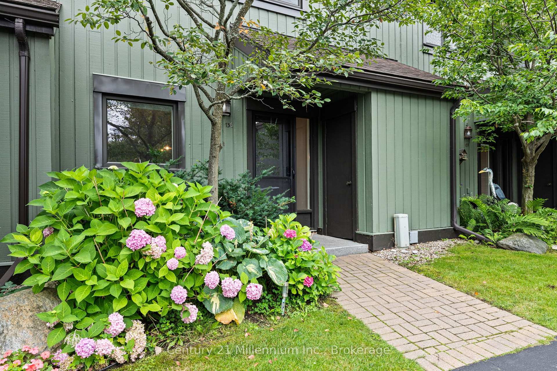 Photo 2 of 156 Escarpment Crescent, Collingwood — HOMEH
