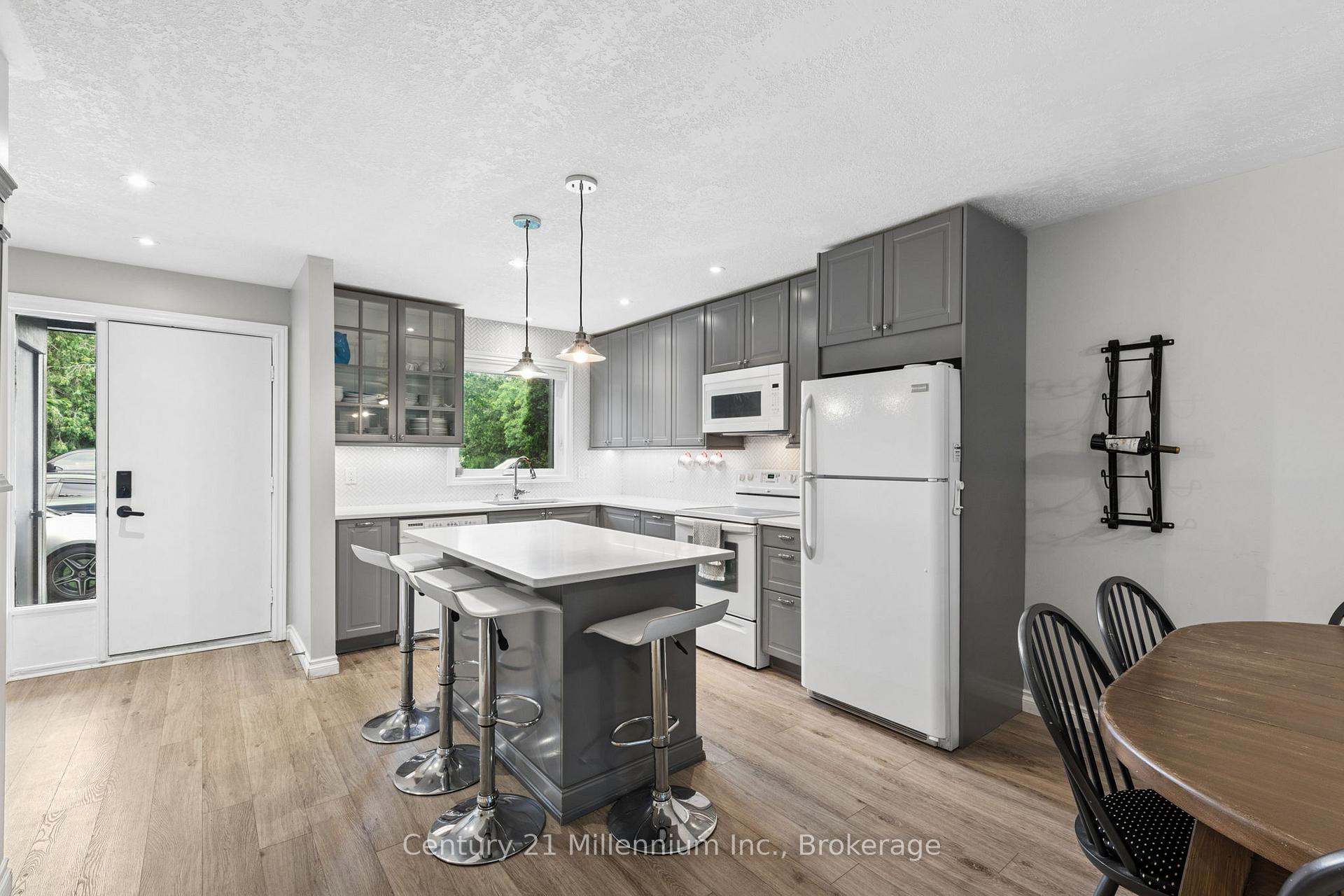 Photo 4 of 156 Escarpment Crescent, Collingwood — HOMEH