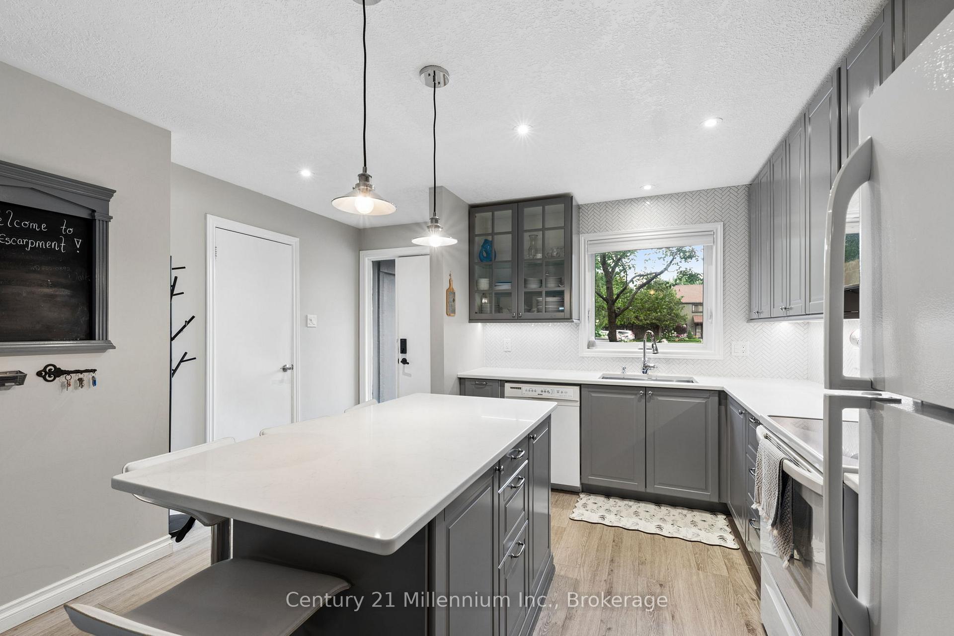 Photo 7 of 156 Escarpment Crescent, Collingwood — HOMEH