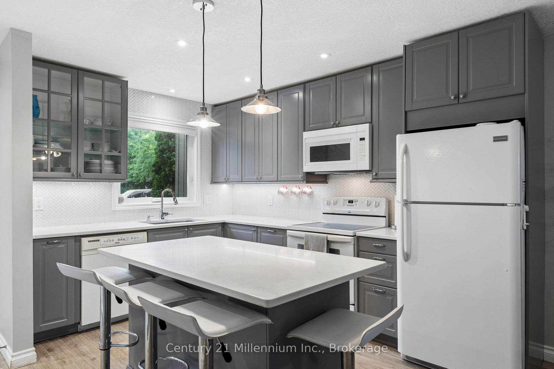Photo 8 of 156 Escarpment Crescent, Collingwood — HOMEH