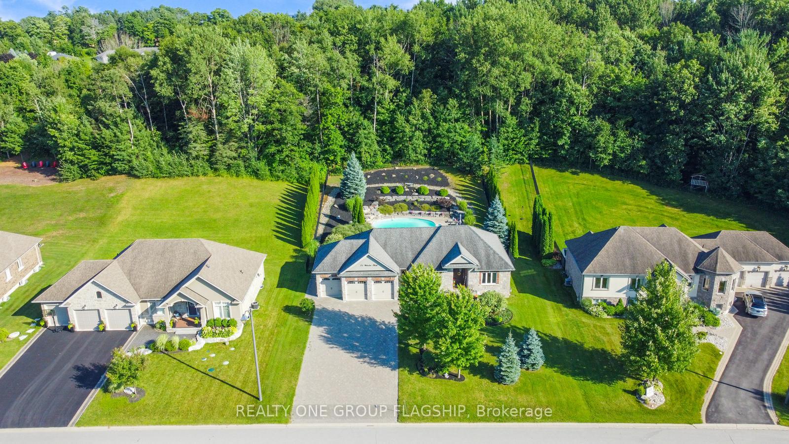Photo 2 of 24 Wendat Trail E, Springwater, Midhurst — HOMEH