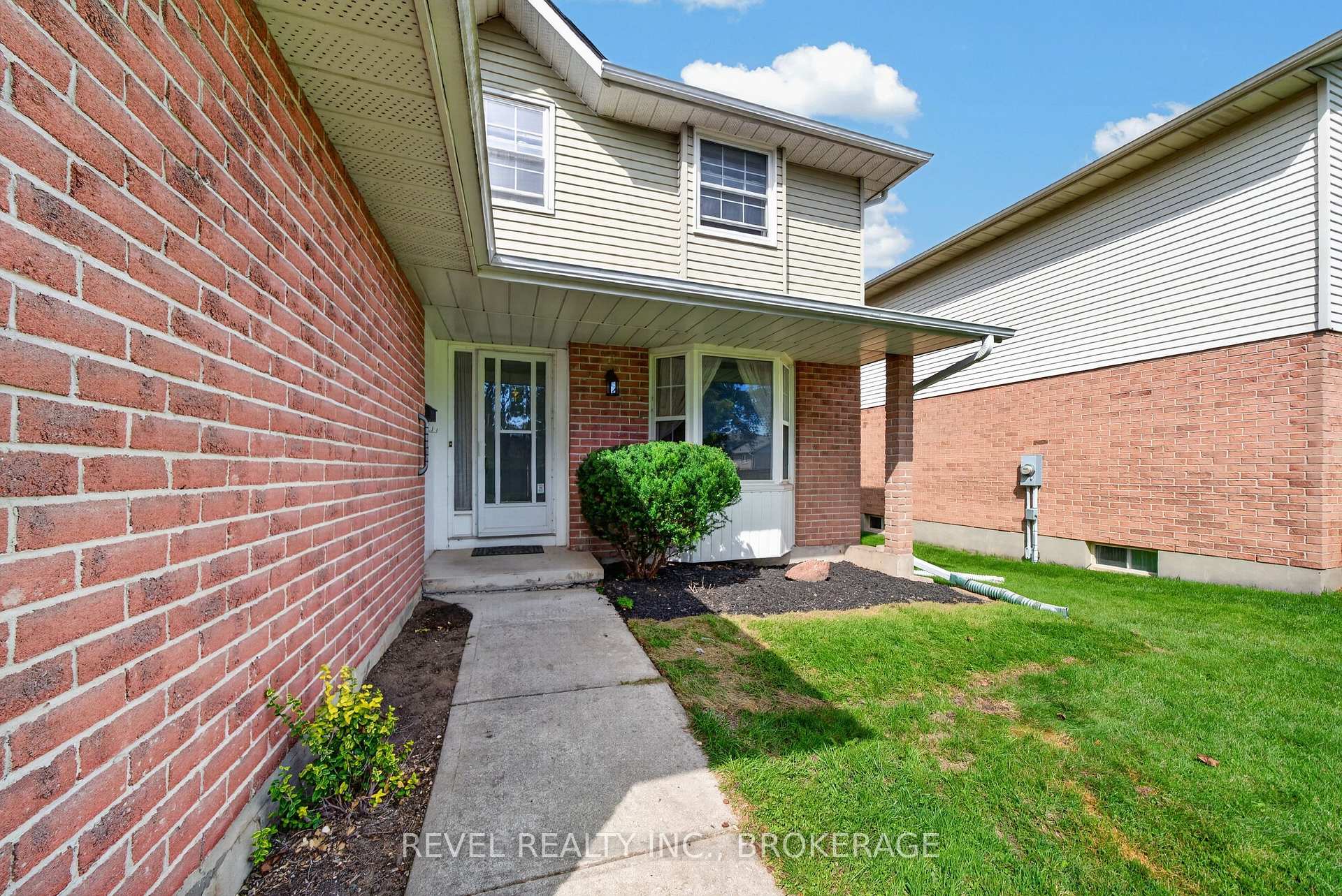 Photo 3 of 126 Grenadier Drive, Kingston, Kingston East (Incl Barret Crt) — HOMEH