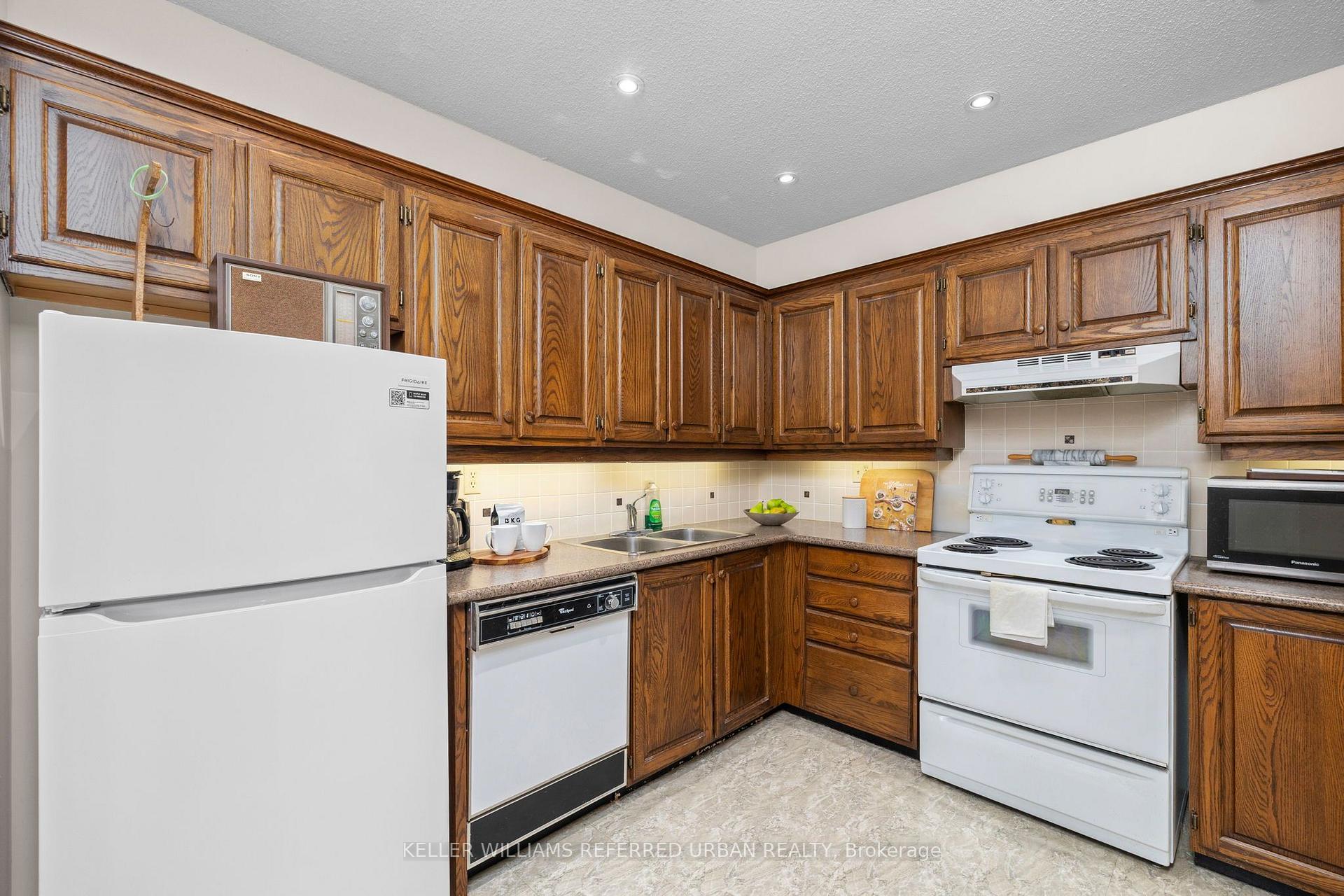 Photo 12 of Unit 321, 40 Oaklands Avenue, Toronto, Yonge-St. Clair — HOMEH