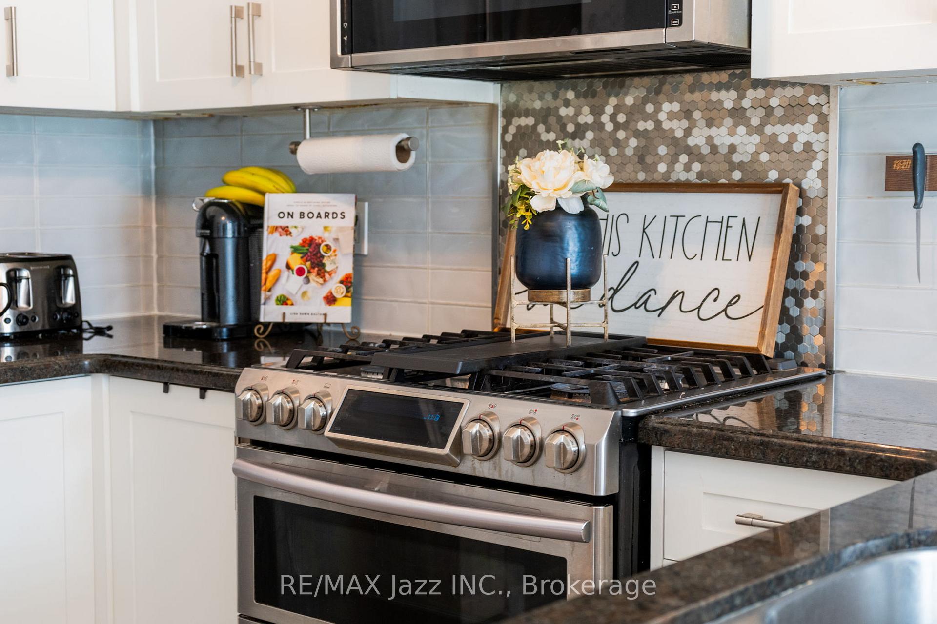 Photo 13 of 550 Bert Budd Avenue, Newmarket, Gorham-College Manor — HOMEH