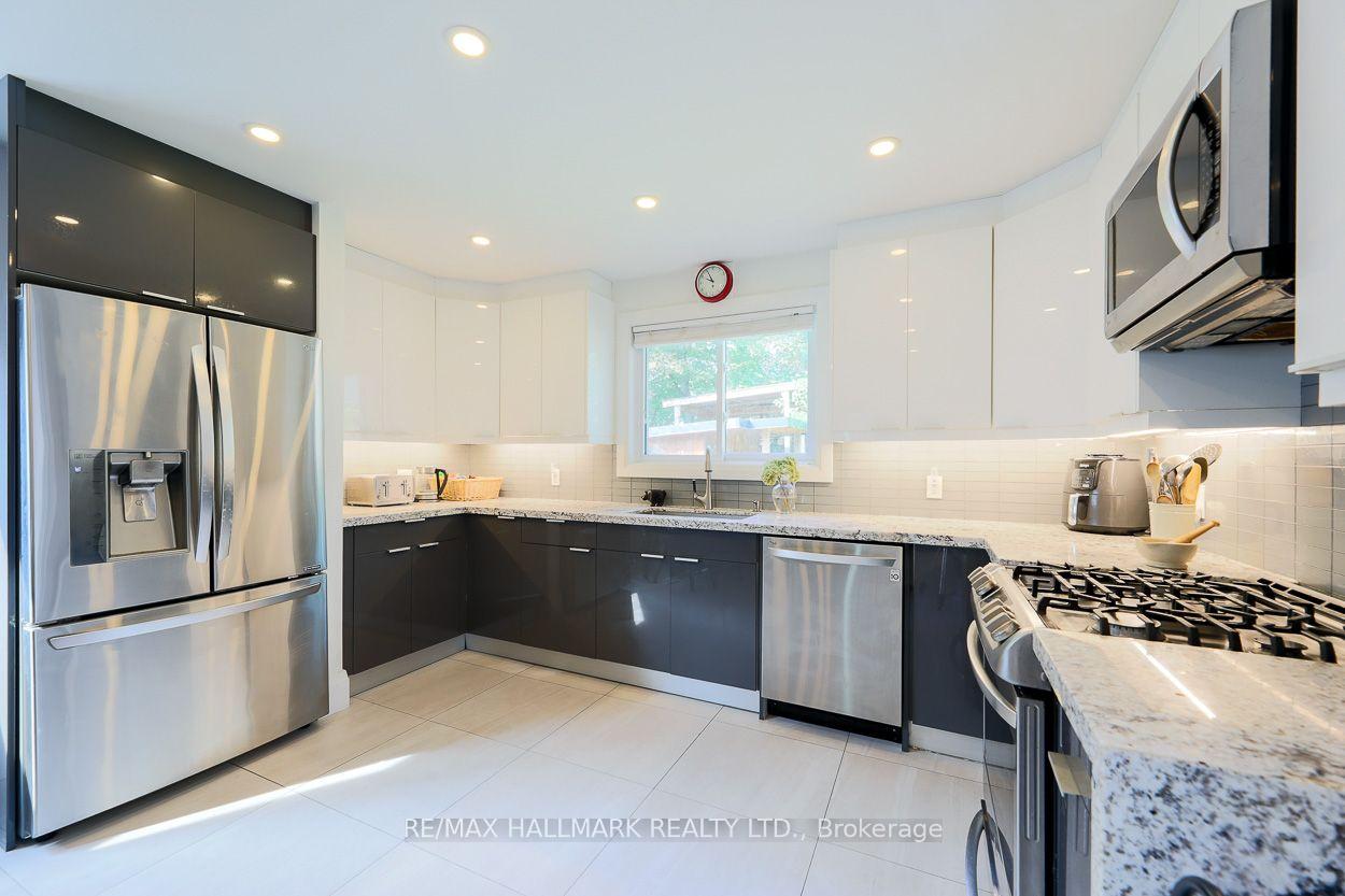 Photo 9 of 110 Lakeside Avenue, Scarborough, Birchcliffe-Cliffside — HOMEH