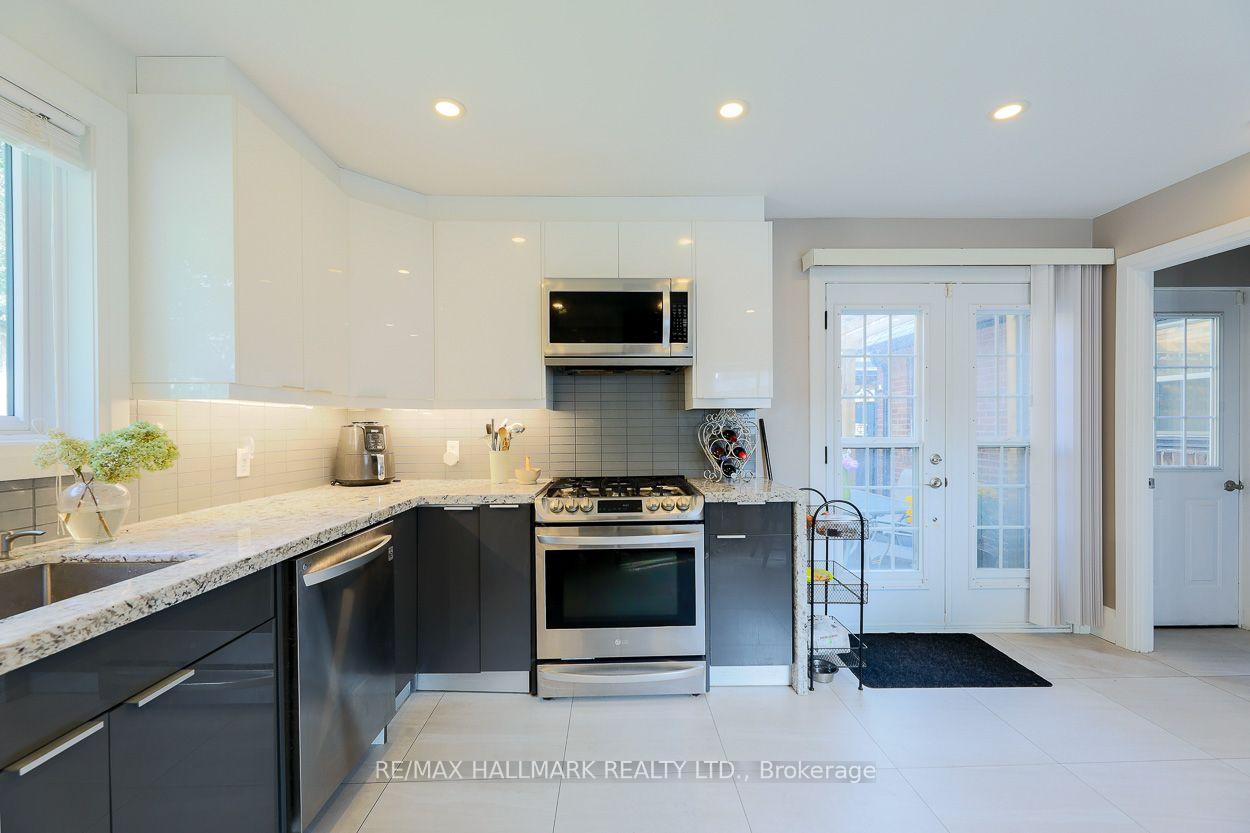 Photo 10 of 110 Lakeside Avenue, Scarborough, Birchcliffe-Cliffside — HOMEH