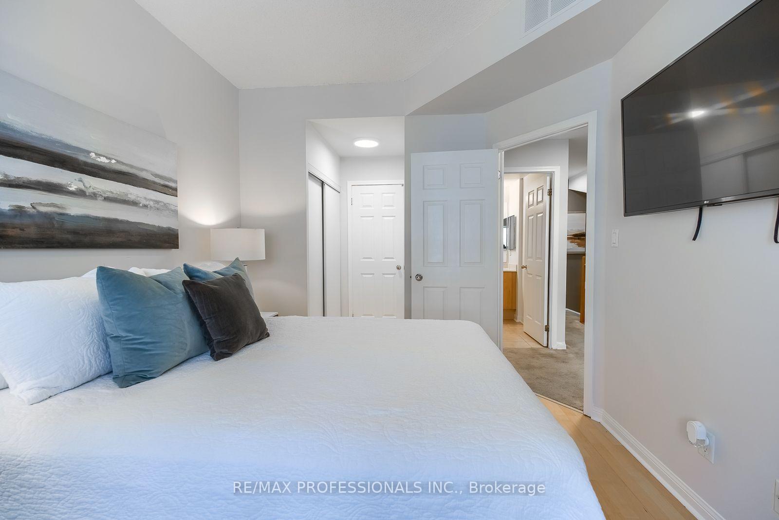 Photo 24 of Unit 327, 32 Stadium Road, Toronto, Niagara — HOMEH