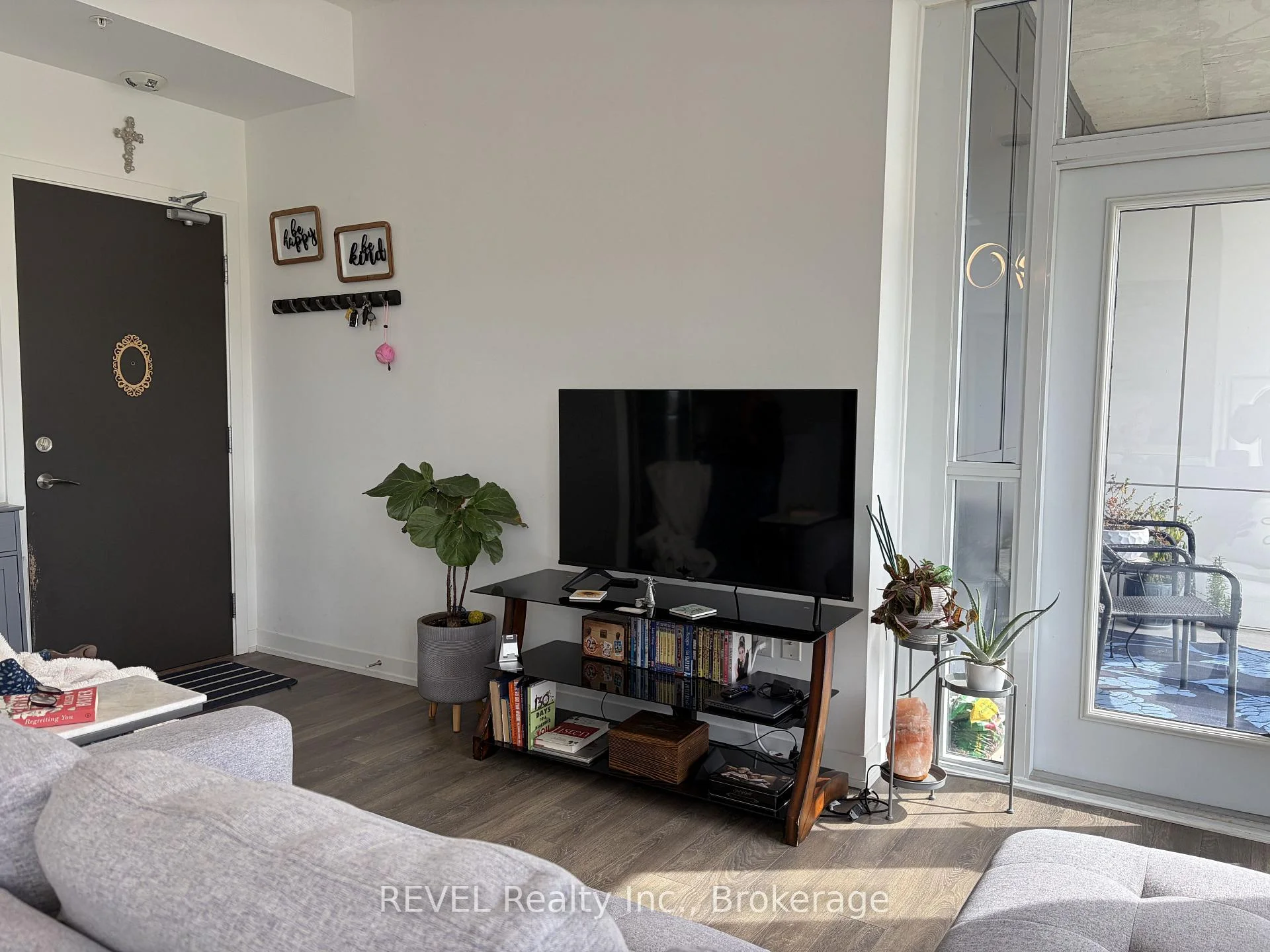 Photo 2 of Unit 501, 550 North Service Road, Grimsby, Grimsby Beach — HOMEH