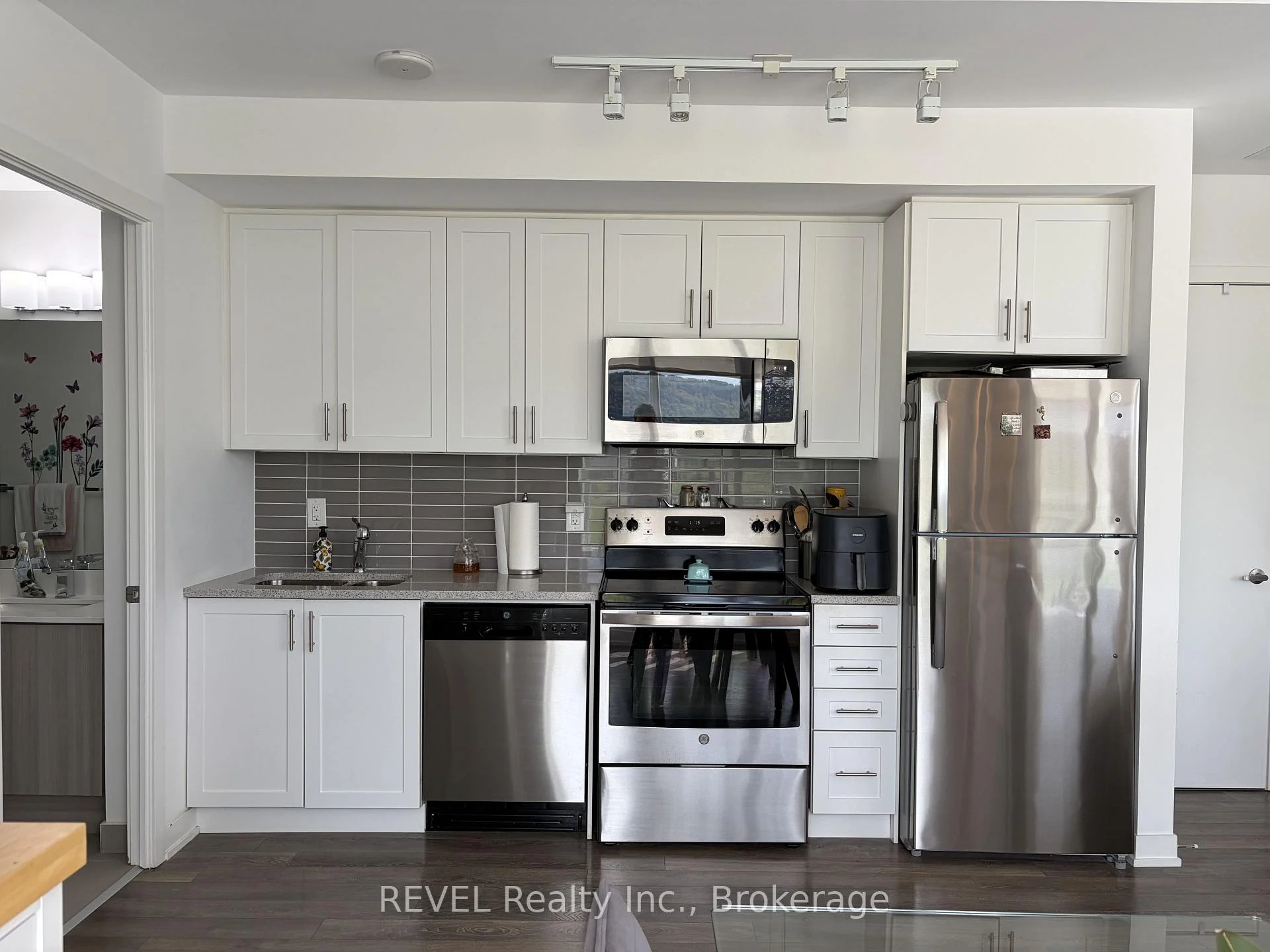 Photo 7 of Unit 501, 550 North Service Road, Grimsby, Grimsby Beach — HOMEH
