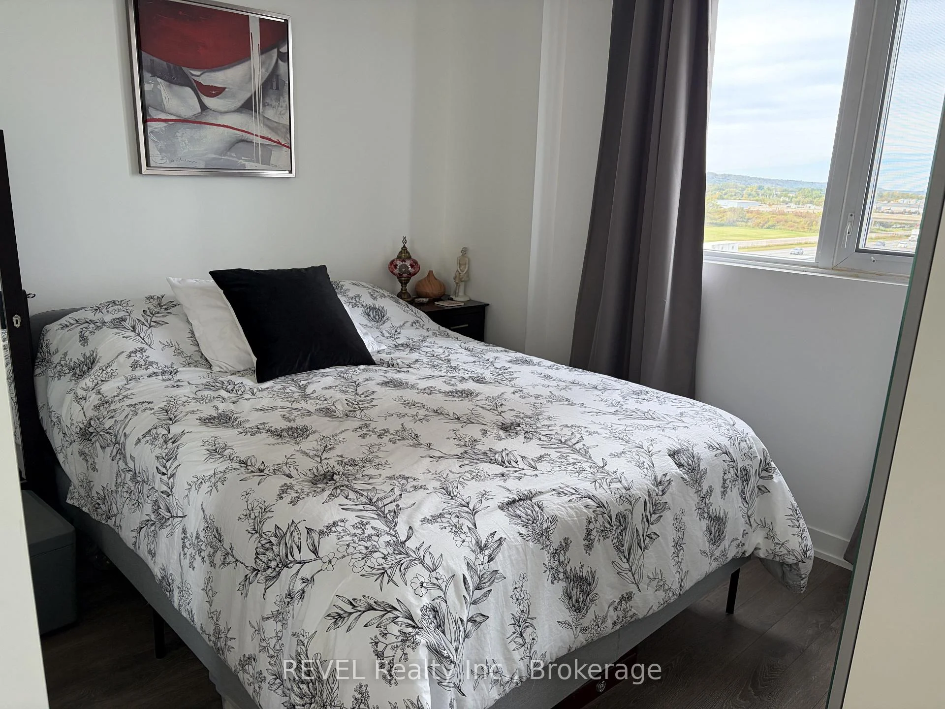 Photo 8 of Unit 501, 550 North Service Road, Grimsby, Grimsby Beach — HOMEH