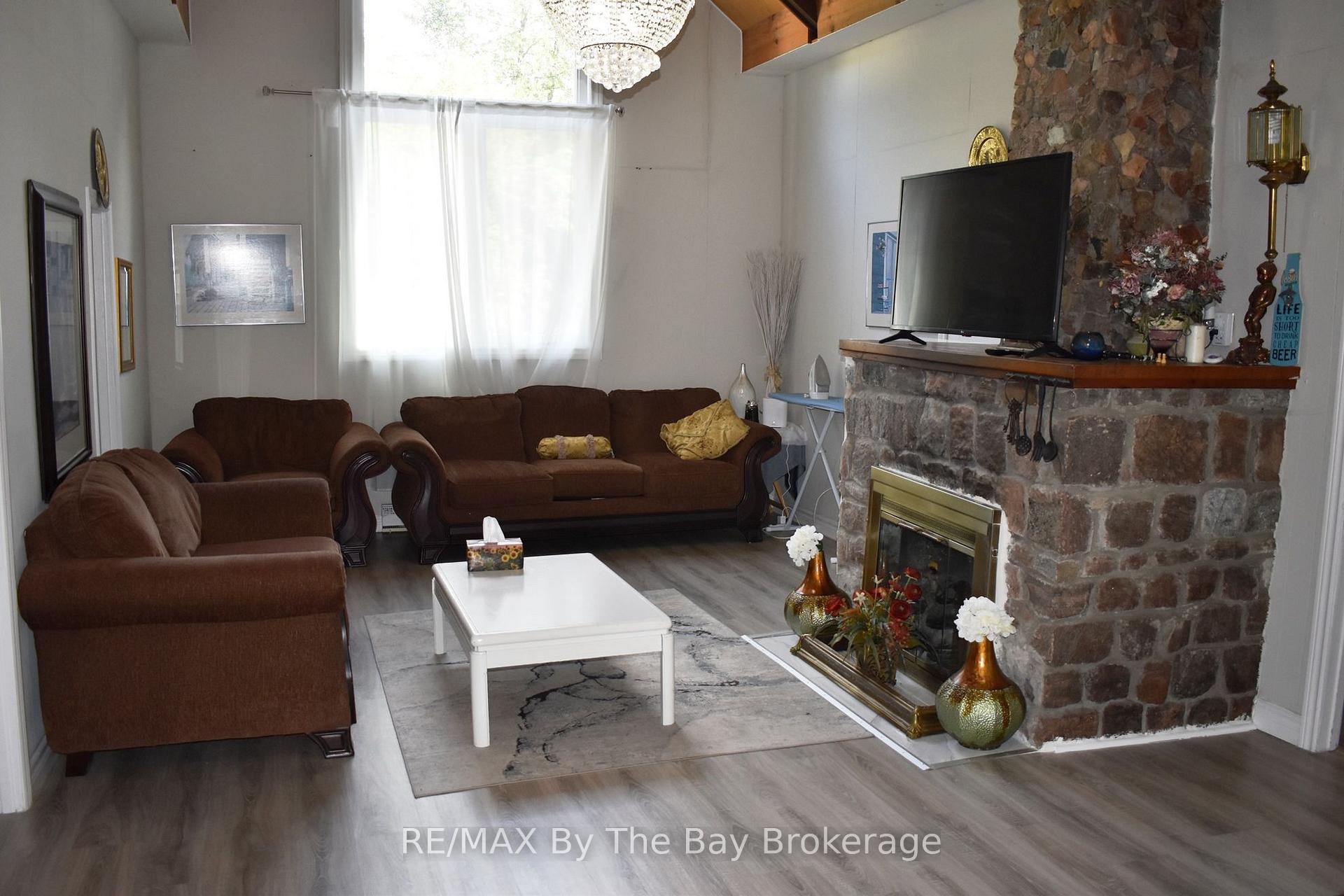 Photo 3 of 16 Albert Street, Wasaga Beach — HOMEH