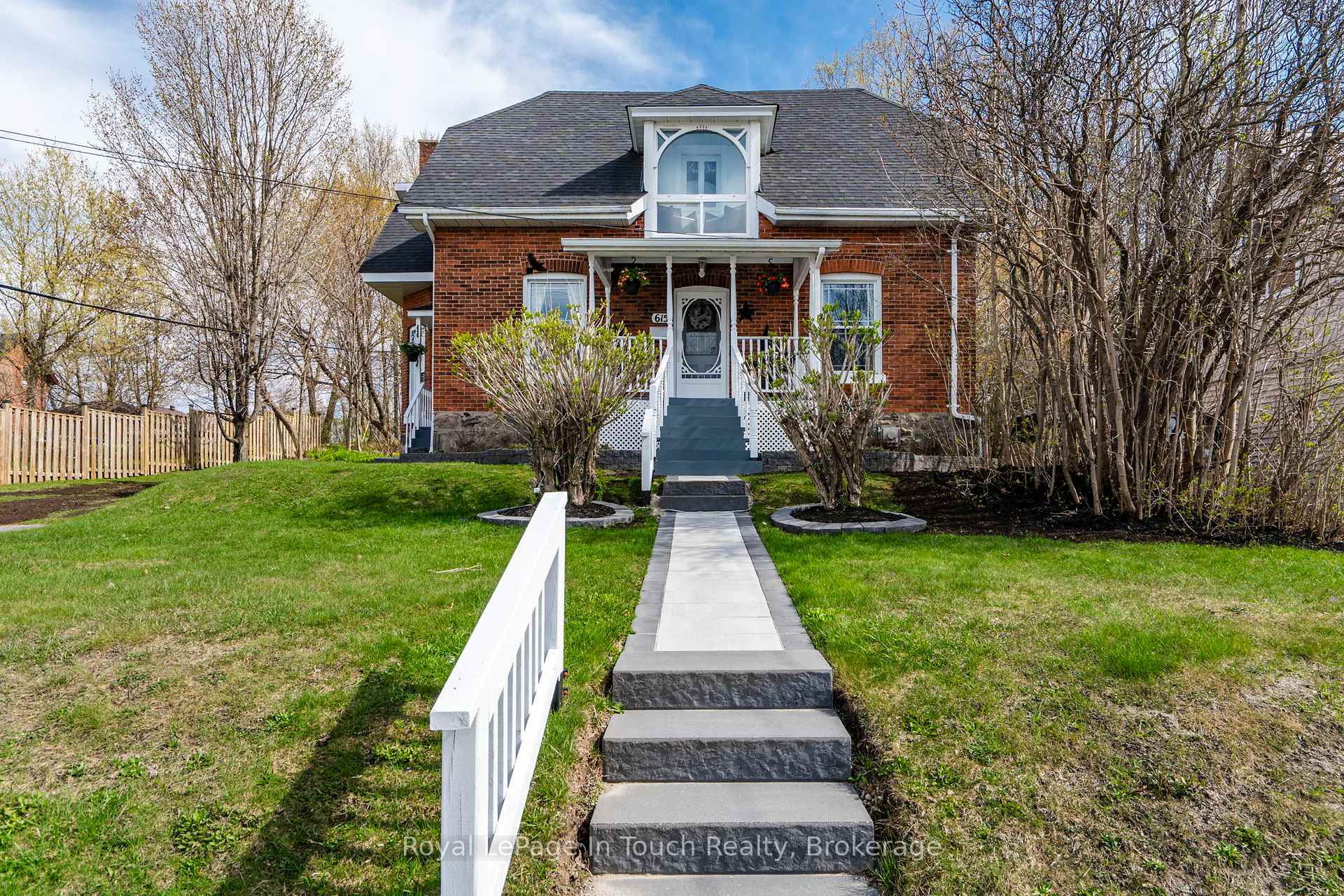 Photo 2 of 615 Bay Street, Midland — HOMEH