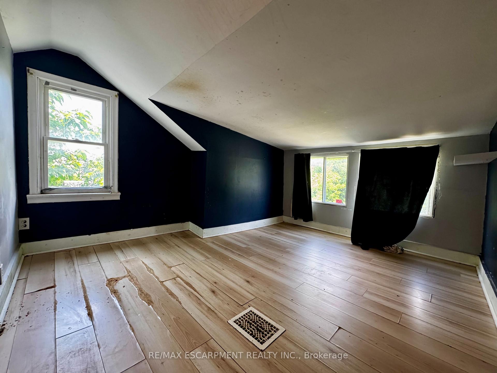 Photo 10 of 89 Lincoln Avenue, St. Catharines, Oakdale — HOMEH