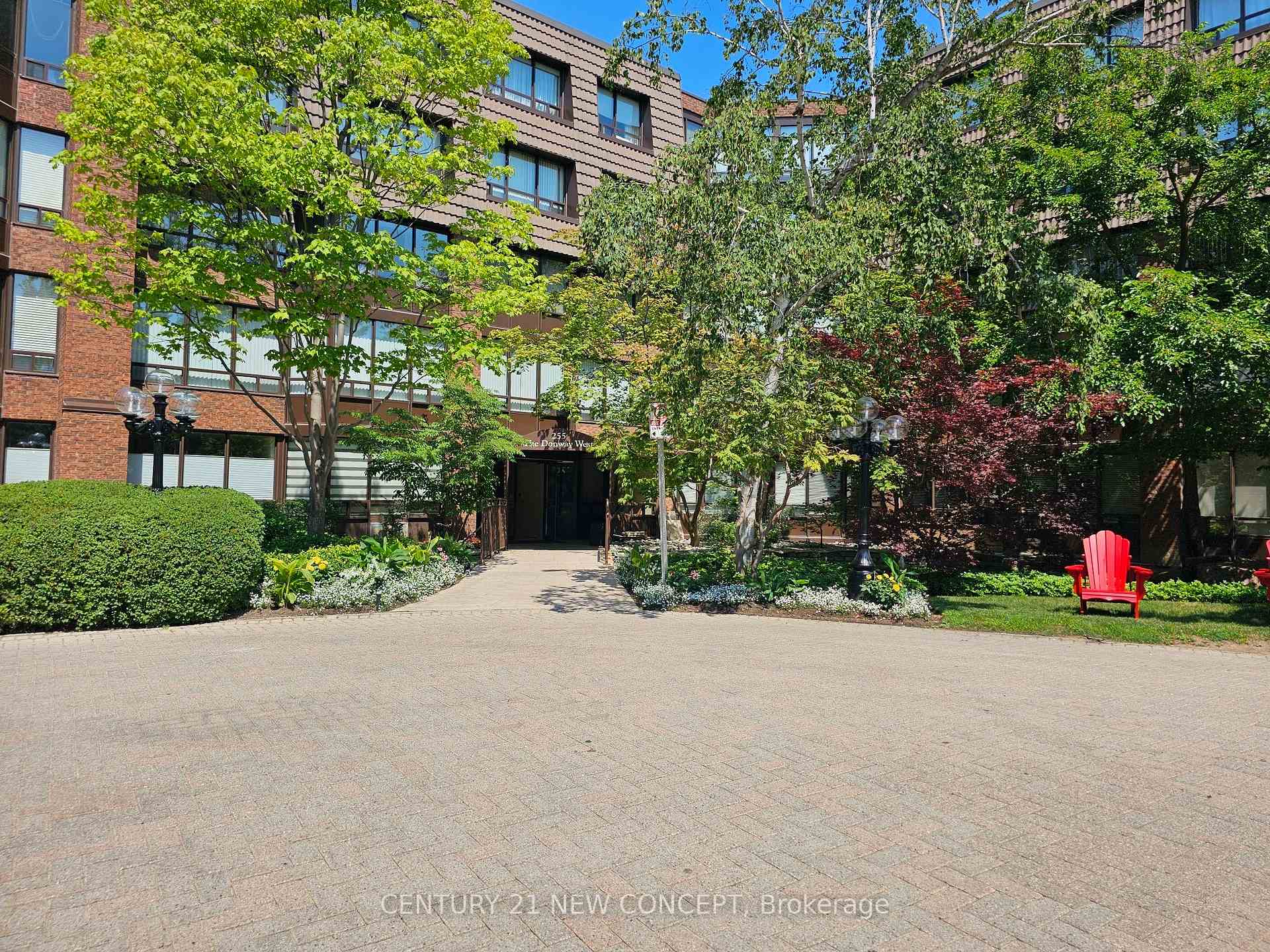 Front of Unit 123, 255 The Donway West
