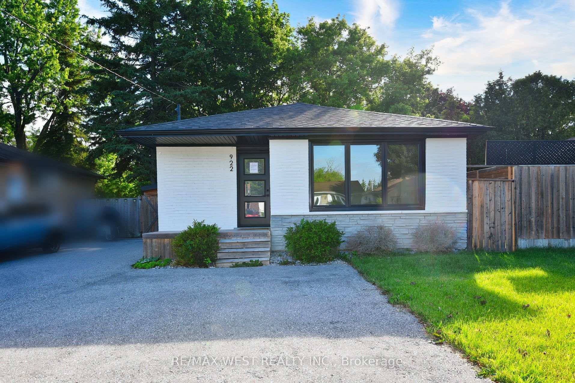 Photo of 922 Centre Street N