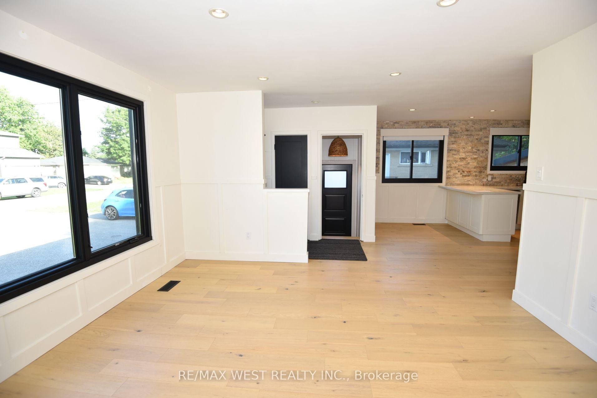 Photo 10 of 922 Centre Street N, Whitby, Williamsburg — HOMEH