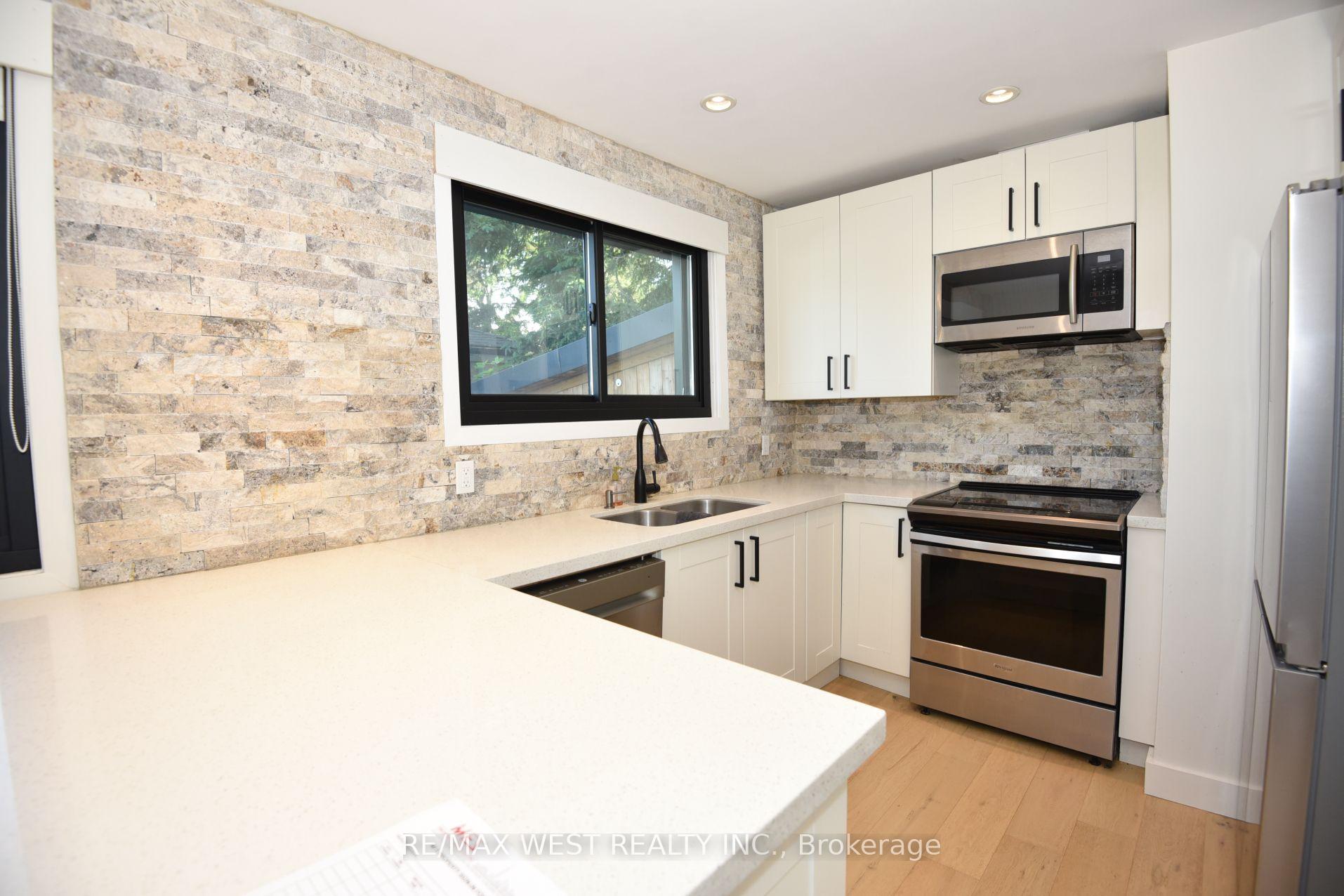 Photo 11 of 922 Centre Street N, Whitby, Williamsburg — HOMEH
