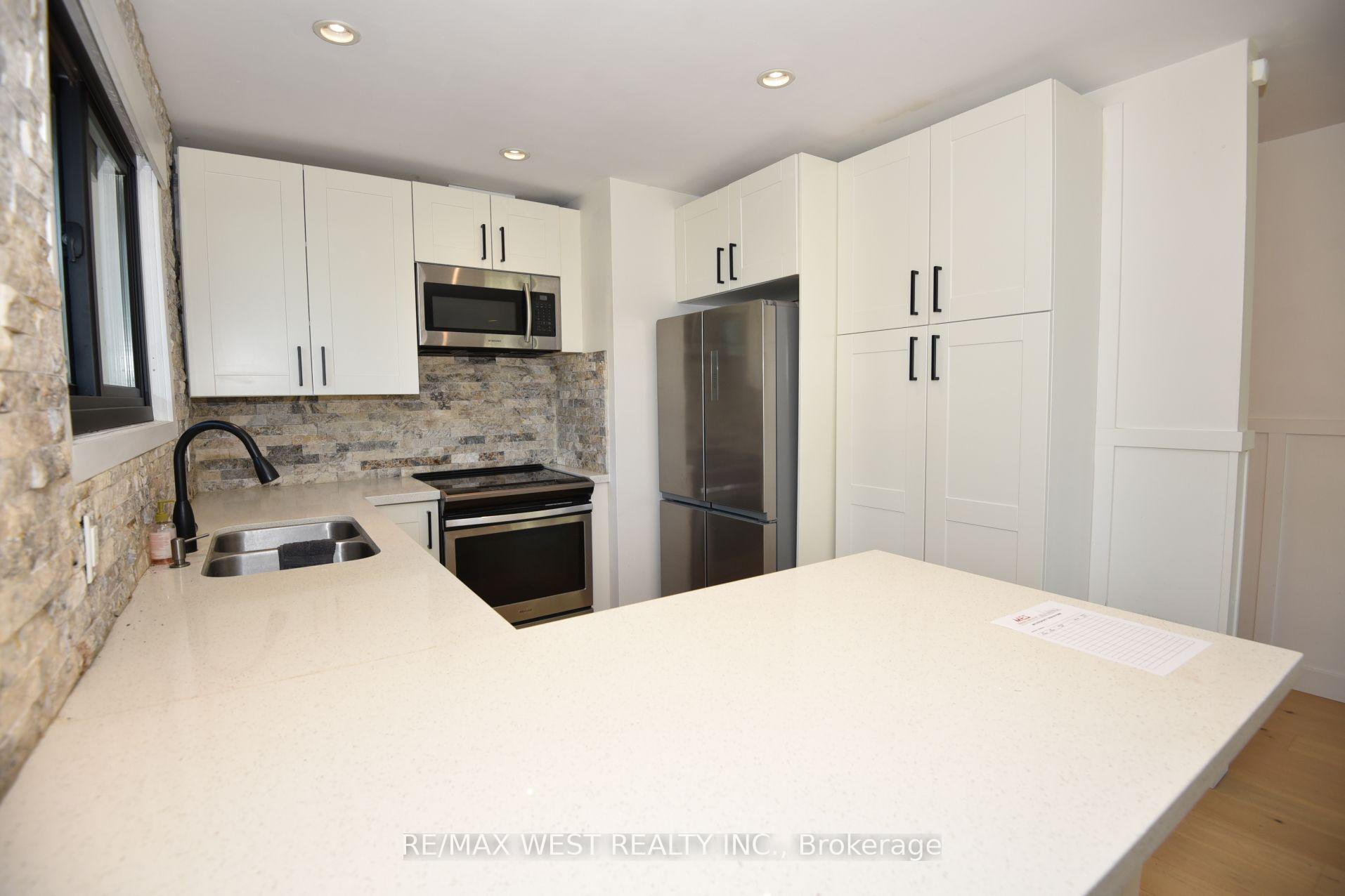 Photo 14 of 922 Centre Street N, Whitby, Williamsburg — HOMEH