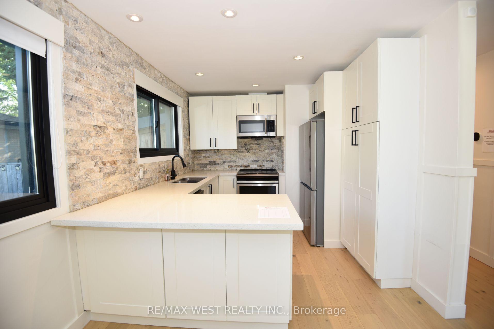 Photo 15 of 922 Centre Street N, Whitby, Williamsburg — HOMEH