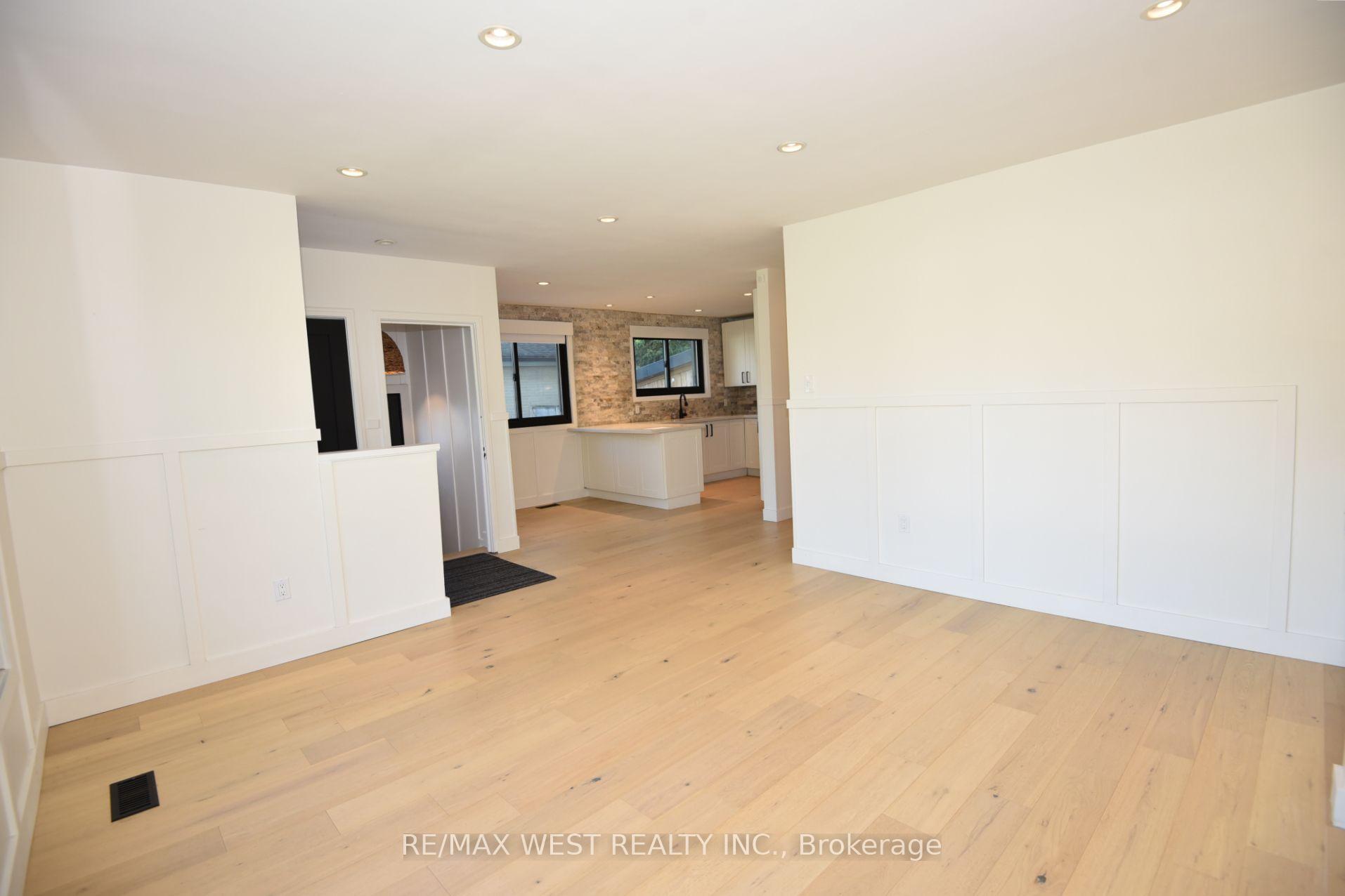 Photo 16 of 922 Centre Street N, Whitby, Williamsburg — HOMEH
