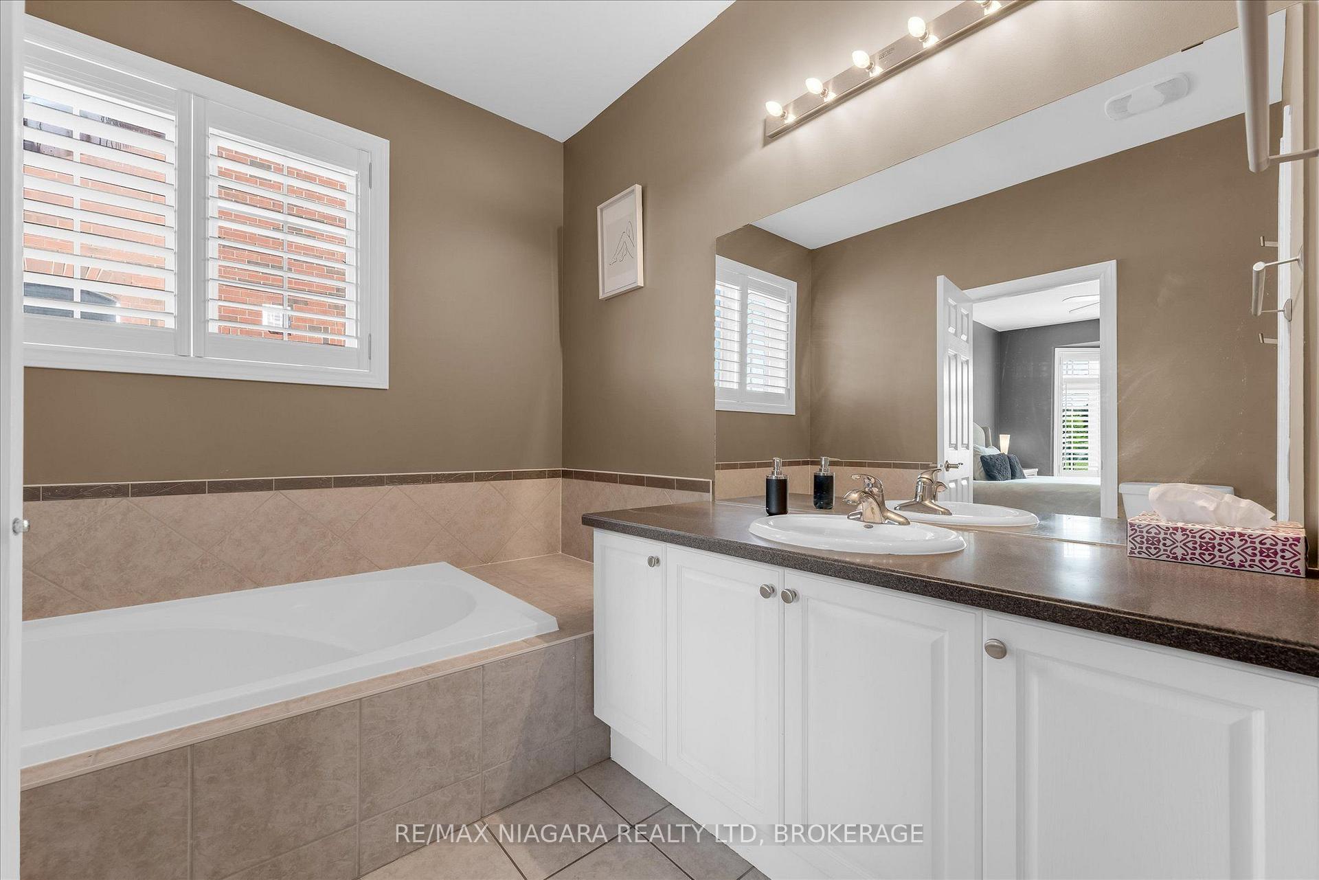 Photo 10 of 404 Wright Crescent, Niagara-on-the-Lake, Glendale — HOMEH