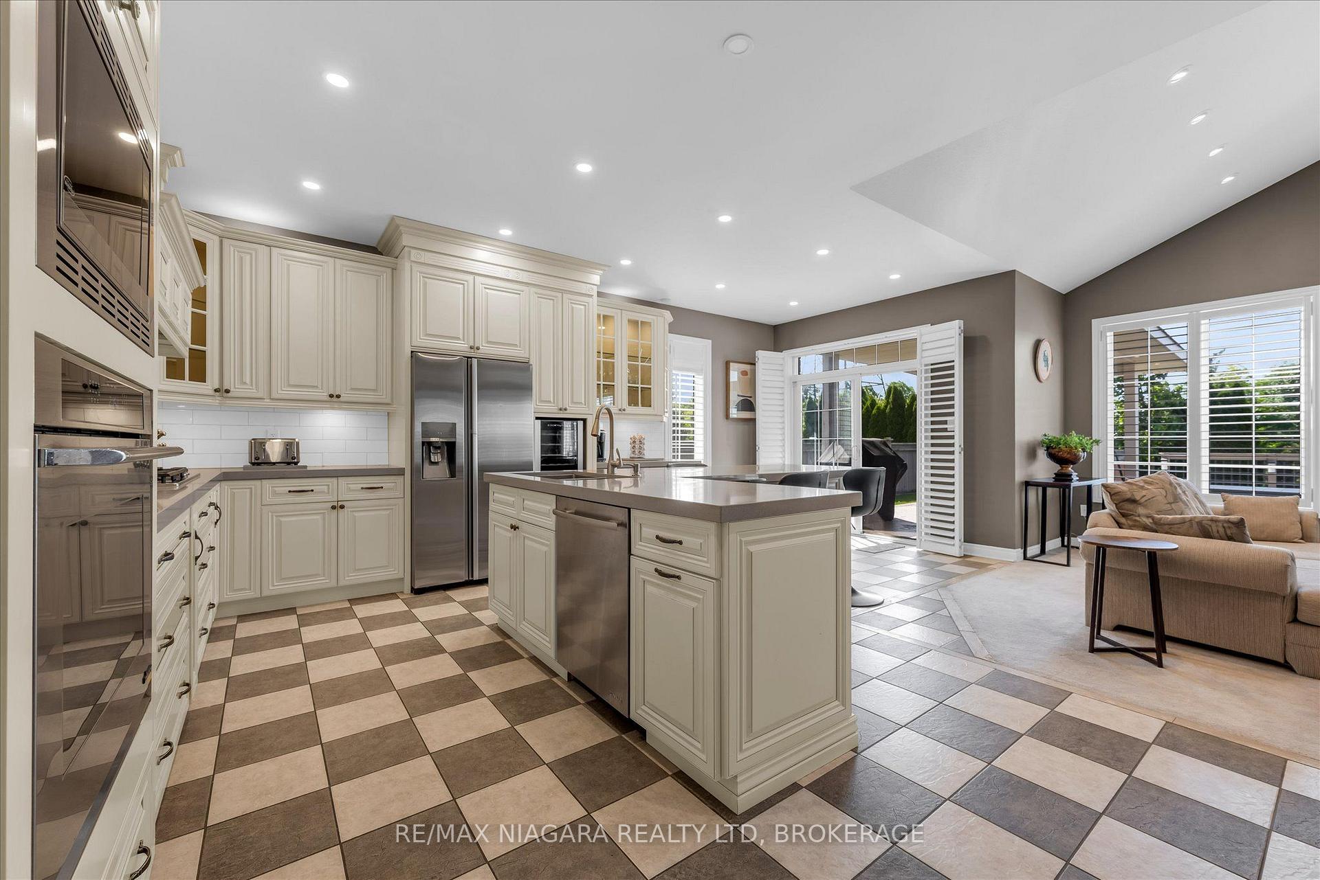 Photo 11 of 404 Wright Crescent, Niagara-on-the-Lake, Glendale — HOMEH