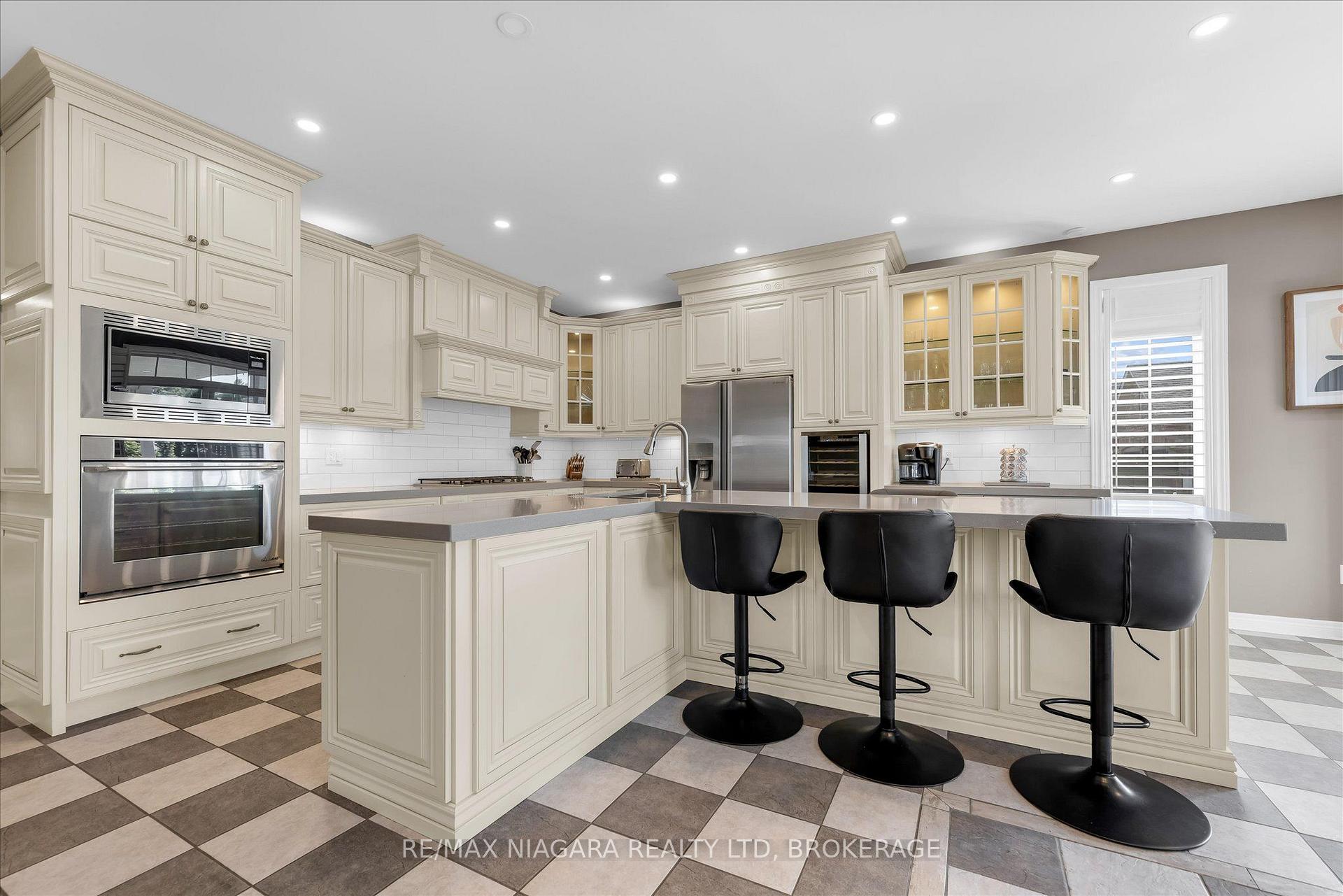 Photo 12 of 404 Wright Crescent, Niagara-on-the-Lake, Glendale — HOMEH