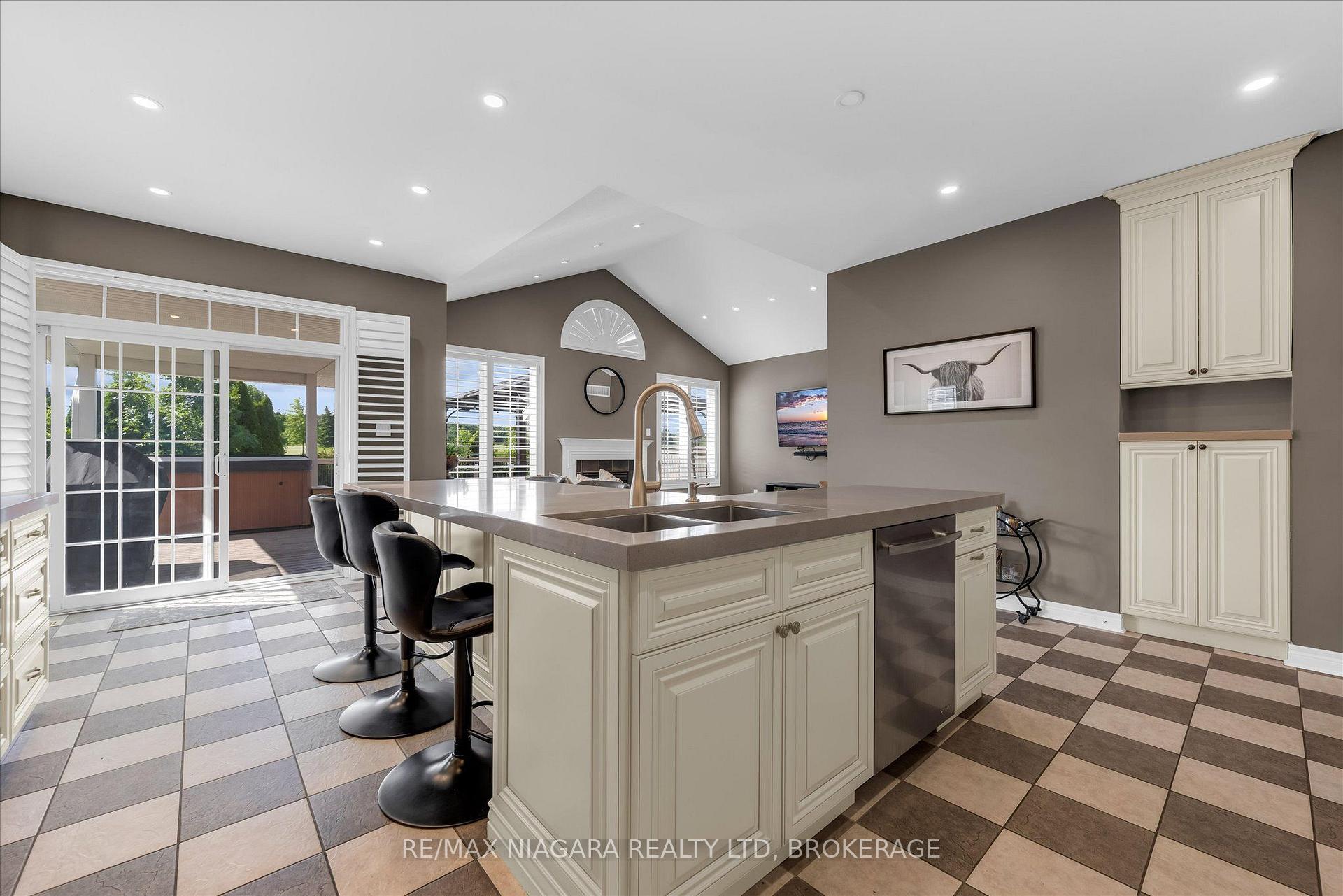 Photo 13 of 404 Wright Crescent, Niagara-on-the-Lake, Glendale — HOMEH