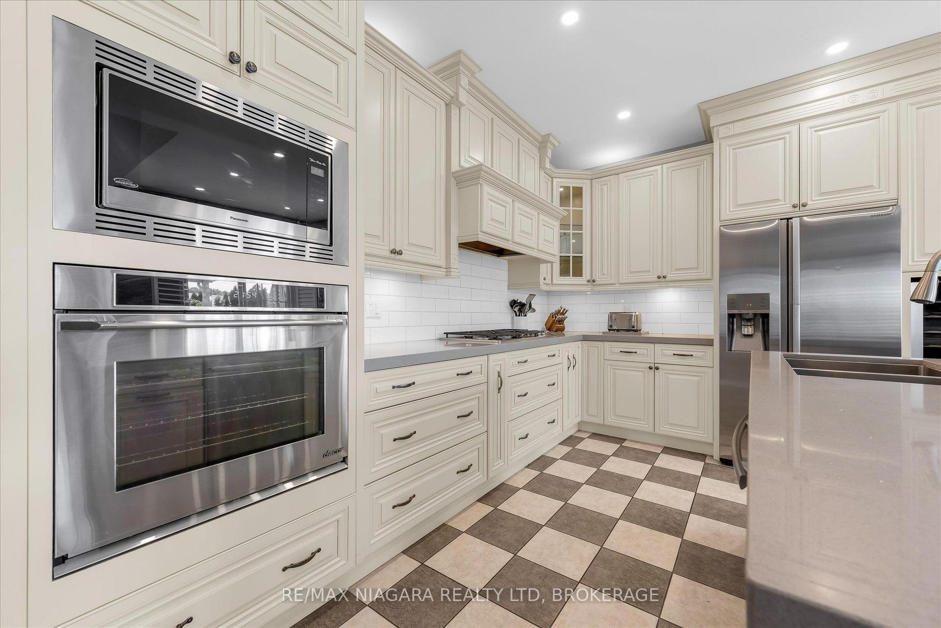 Photo 14 of 404 Wright Crescent, Niagara-on-the-Lake, Glendale — HOMEH